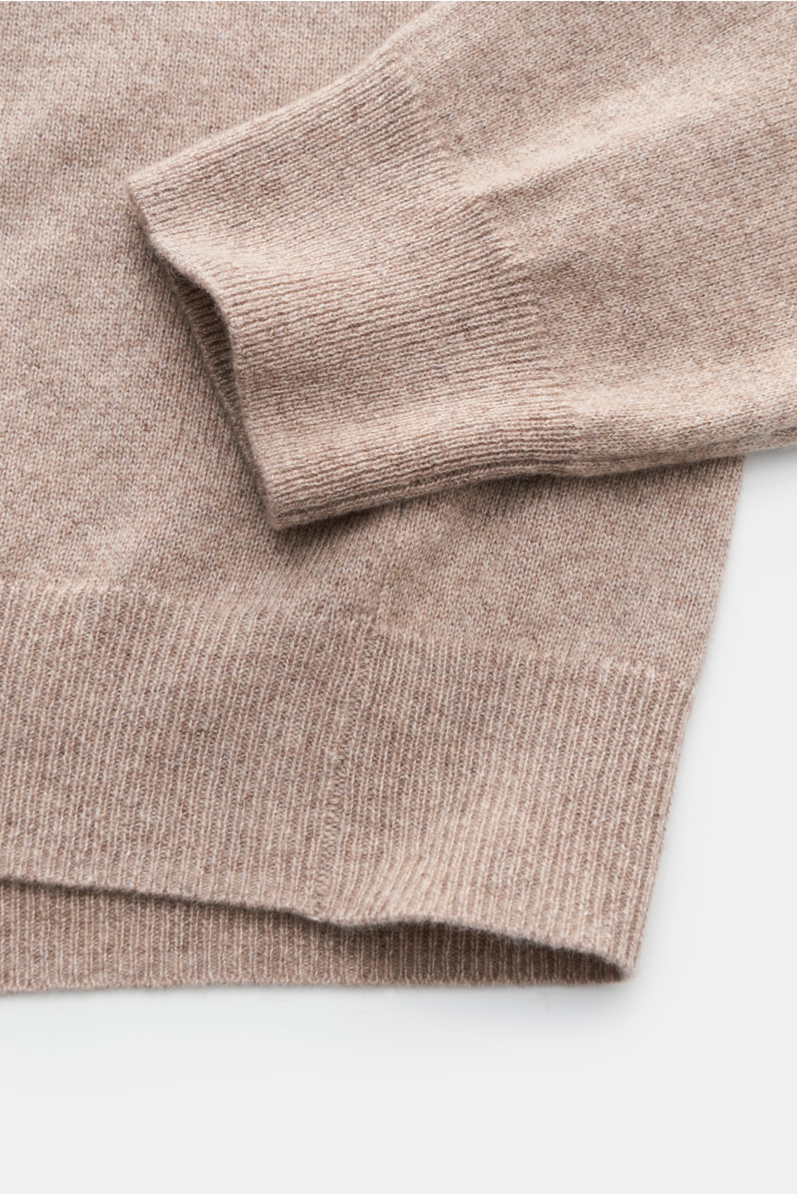 Nahaufnahme von Ärmel und Saum des von Braun Cashmere Strickpolo beige meliert, Slim Fit, mit feinem Strickbild und elastischen Rippbündchen.