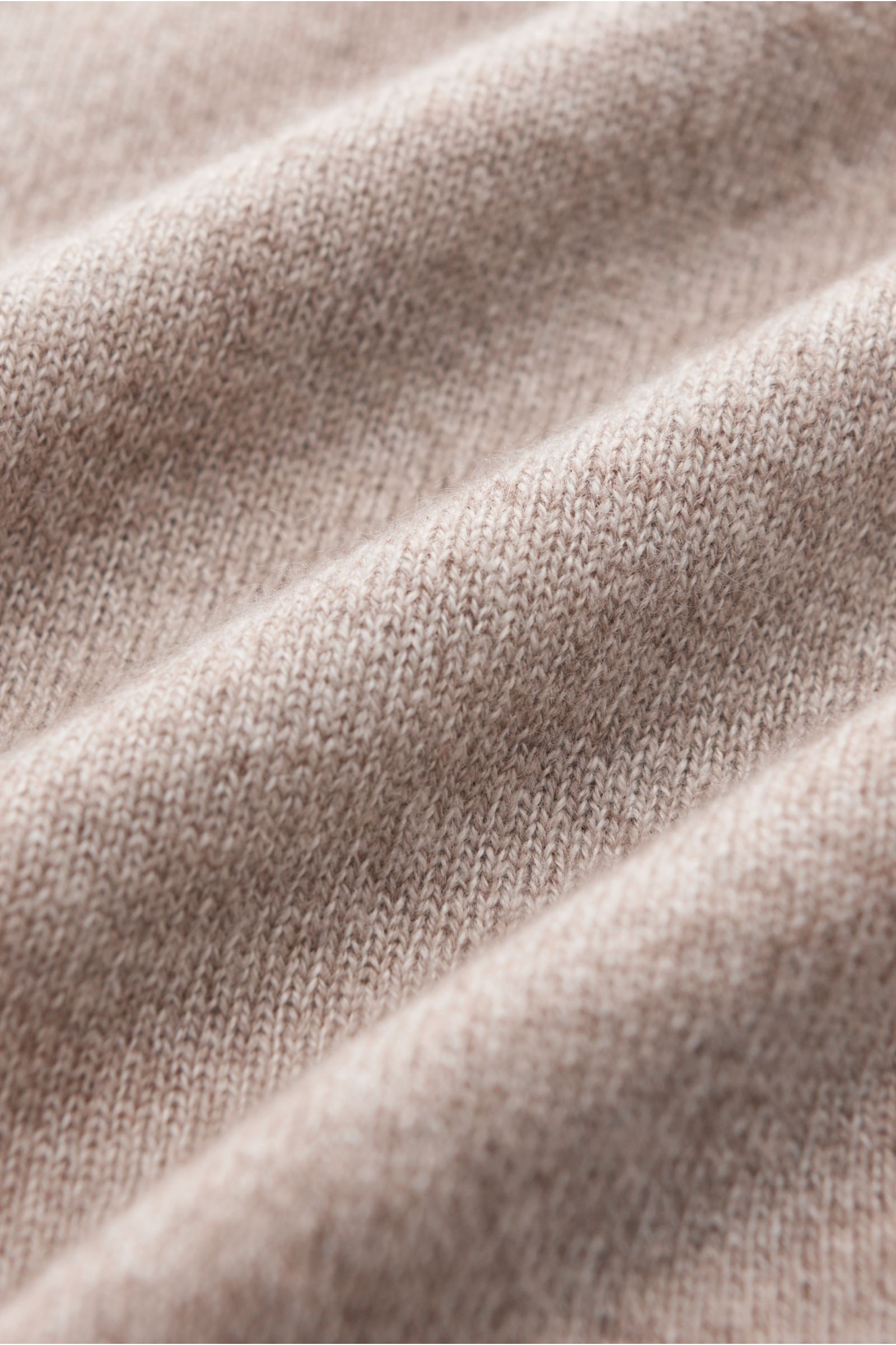 Nahaufnahme des feinen Strickbilds des von Braun Cashmere Strickpolo beige meliert, Slim Fit mit weichem Griff aus reinem mongolischem Cashmere.