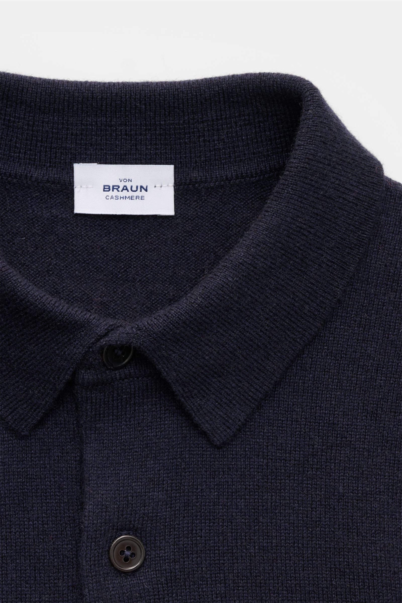 Close-up front view of von Braun Cashmere Strickpolo navy showing fine knit, slim fit, three-button placket, and typical polo collar.

Description to include: 
Elegantes Basic für die kalte Jahreszeit: Das VON BRAUN Strickpolo ist eine edle Alternative
