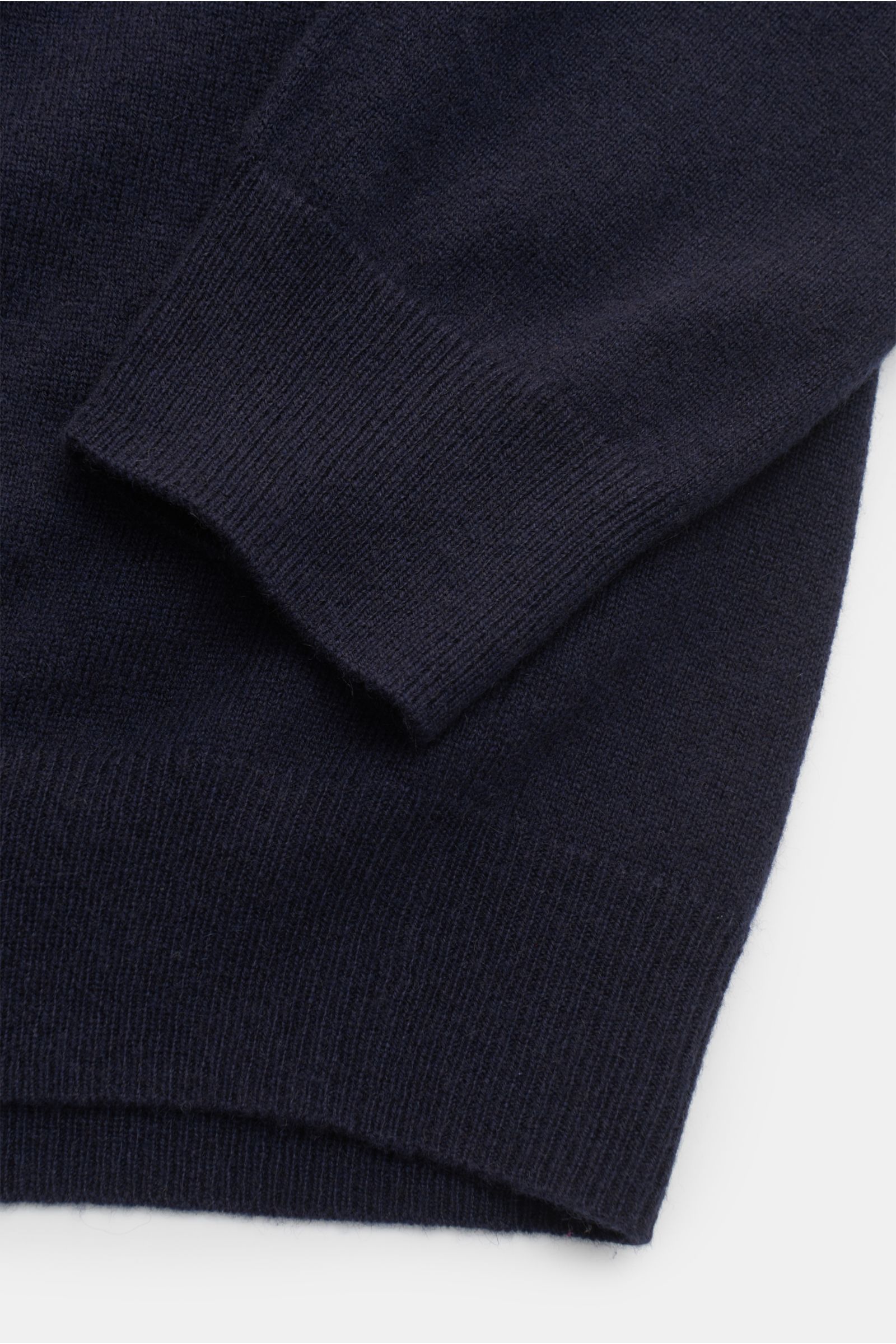 Close-up front view of the von Braun Cashmere Strickpolo navy sleeve and hem, showcasing fine knit and soft texture.

Additional description: 
Elegantes Basic für die kalte Jahreszeit: Das VON BRAUN Strickpolo ist eine edle Alternative zum Pullover - g