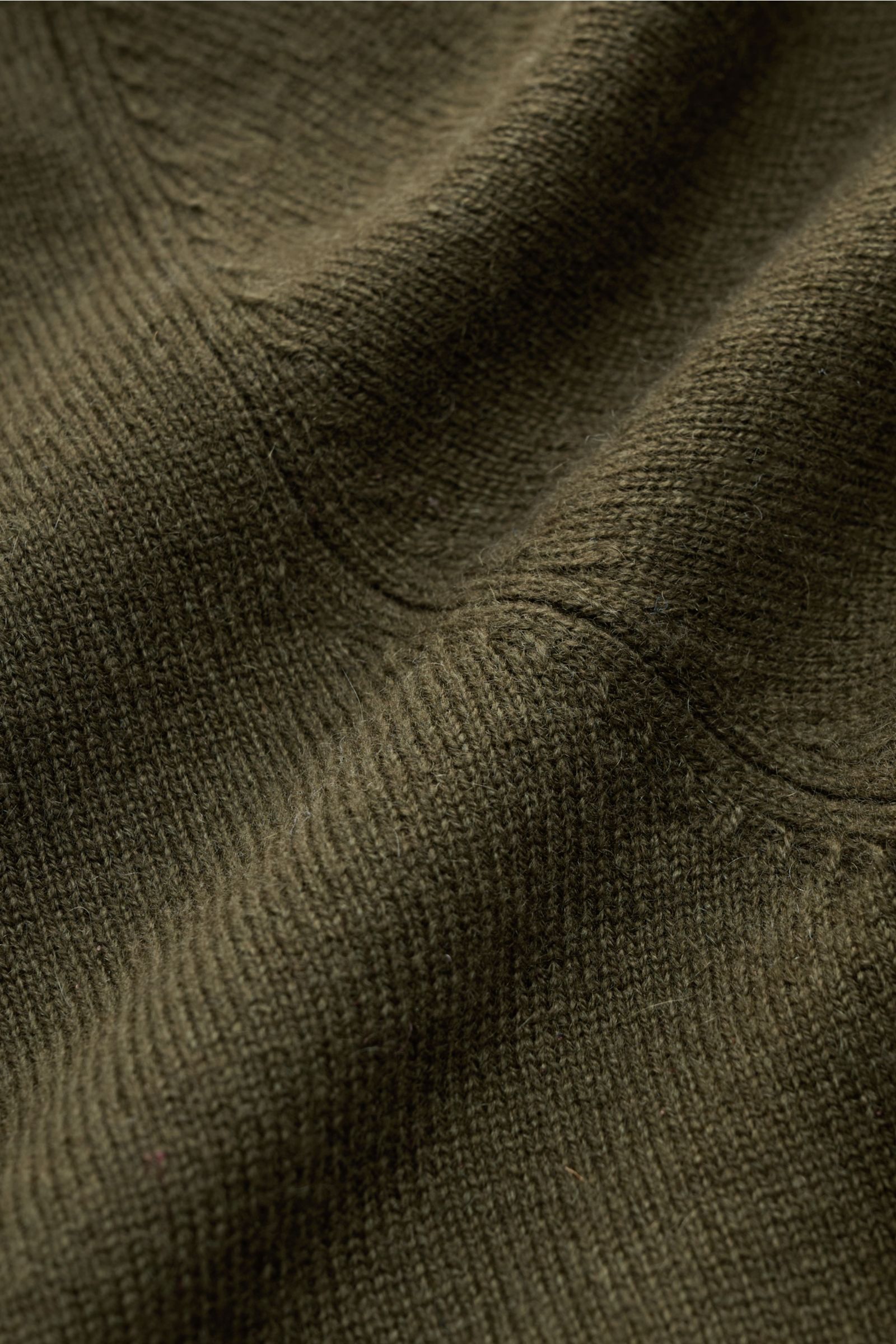 Close-up front view of the von Braun Cashmere knit polo dark olive showing fine knit texture and soft cashmere fabric. 

Elegant basic for the cold season: This VON BRAUN knit polo is an elegant alternative to a jumper – made from pure cashmere from 
