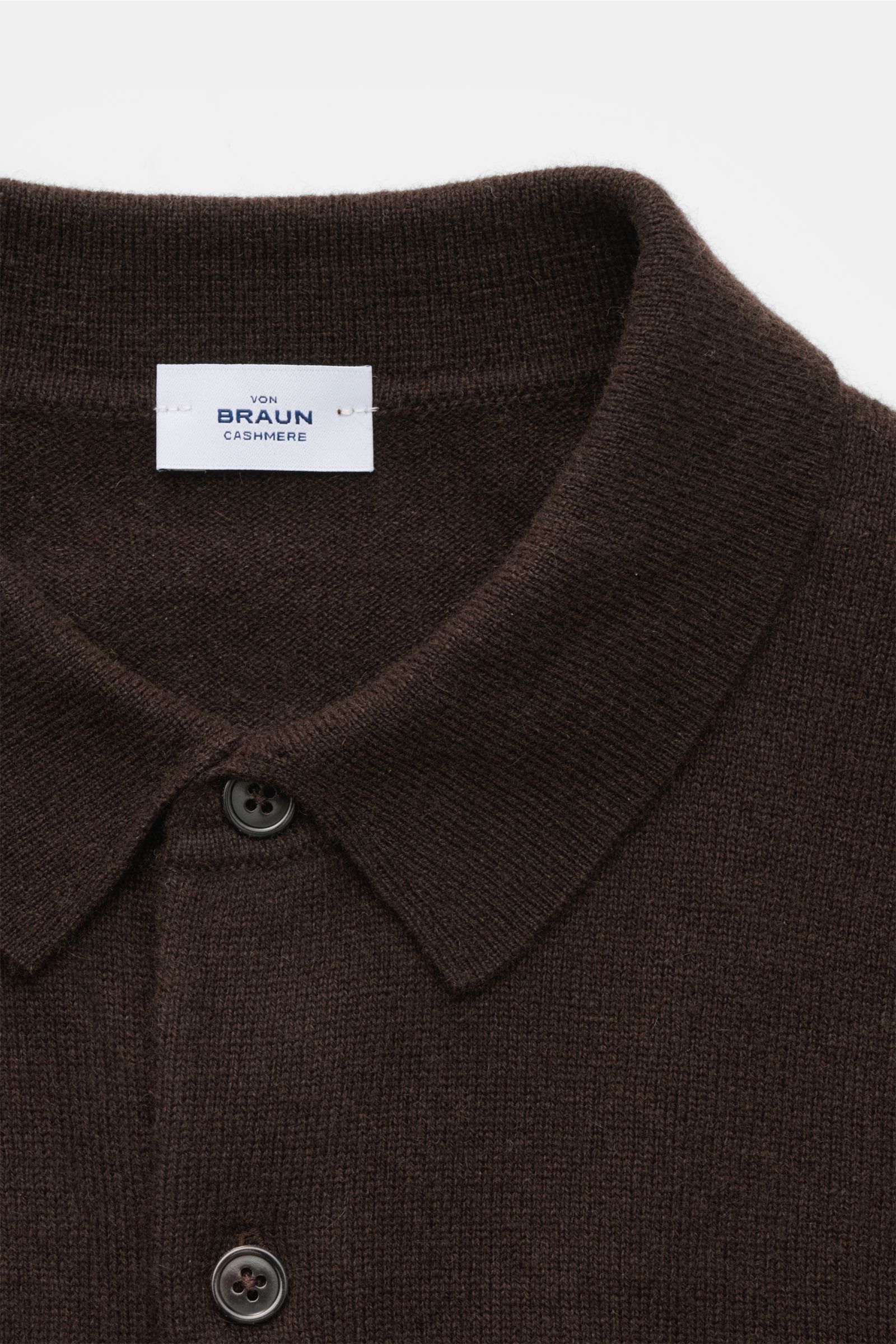 Close-up front view of the von Braun Cashmere knit polo dark brown, showing fine knit, signature collar, three-button placket, and soft cashmere fabric. Elegant basic for the cold season: This VON BRAUN knit polo is an elegant alternative to a jumper – ma