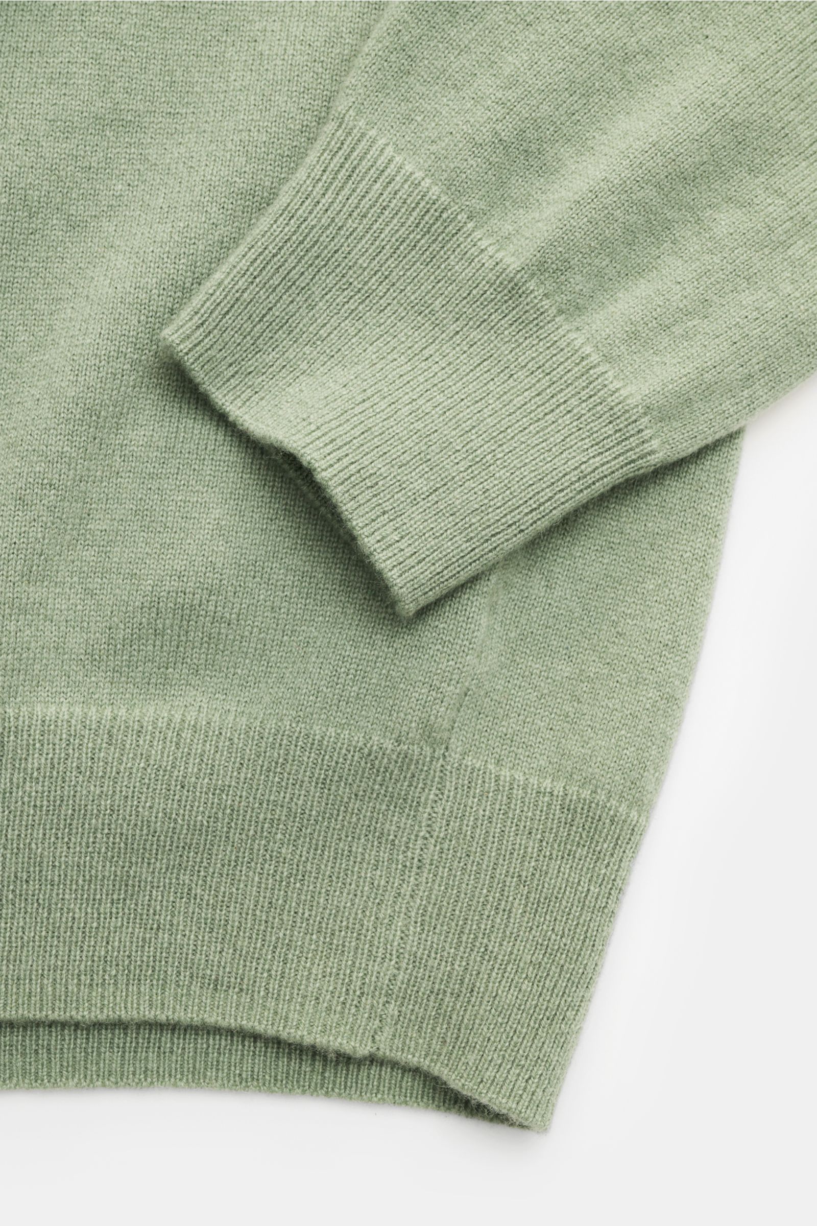 Close-up side view of the sleeve and hem of the von Braun Cashmere knit polo grey-green, showcasing fine knit and elasticated ribbed bands.

Description: 
Elegant basic for the cold season: This VON BRAUN knit polo is an elegant alternative to a jum