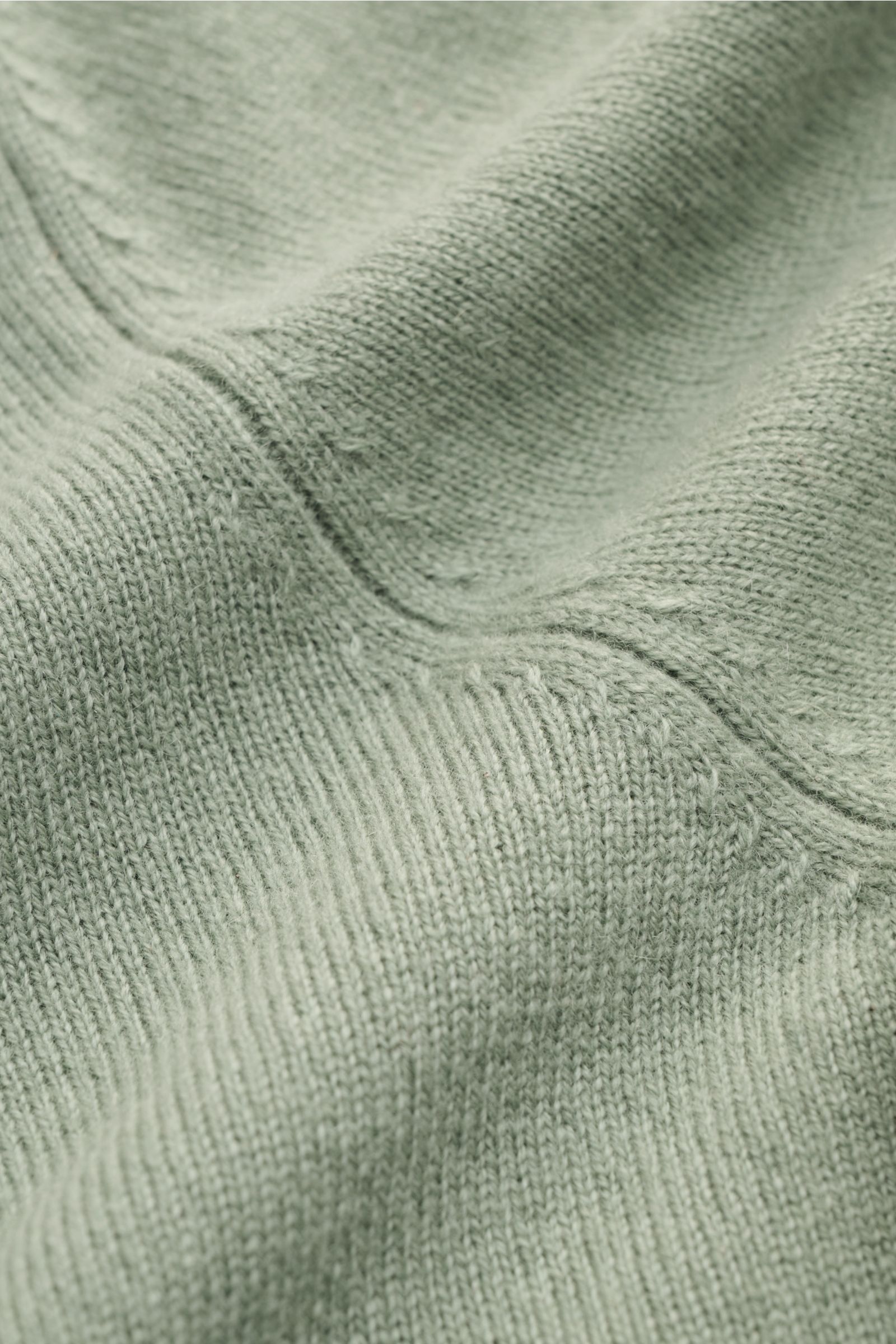 Close-up front view of von Braun Cashmere knit polo grey-green showing fine knit texture and soft fabric folds.

Elegant basic for the cold season: This VON BRAUN knit polo is an elegant alternative to a jumper – made from pure cashmere from Mongolia