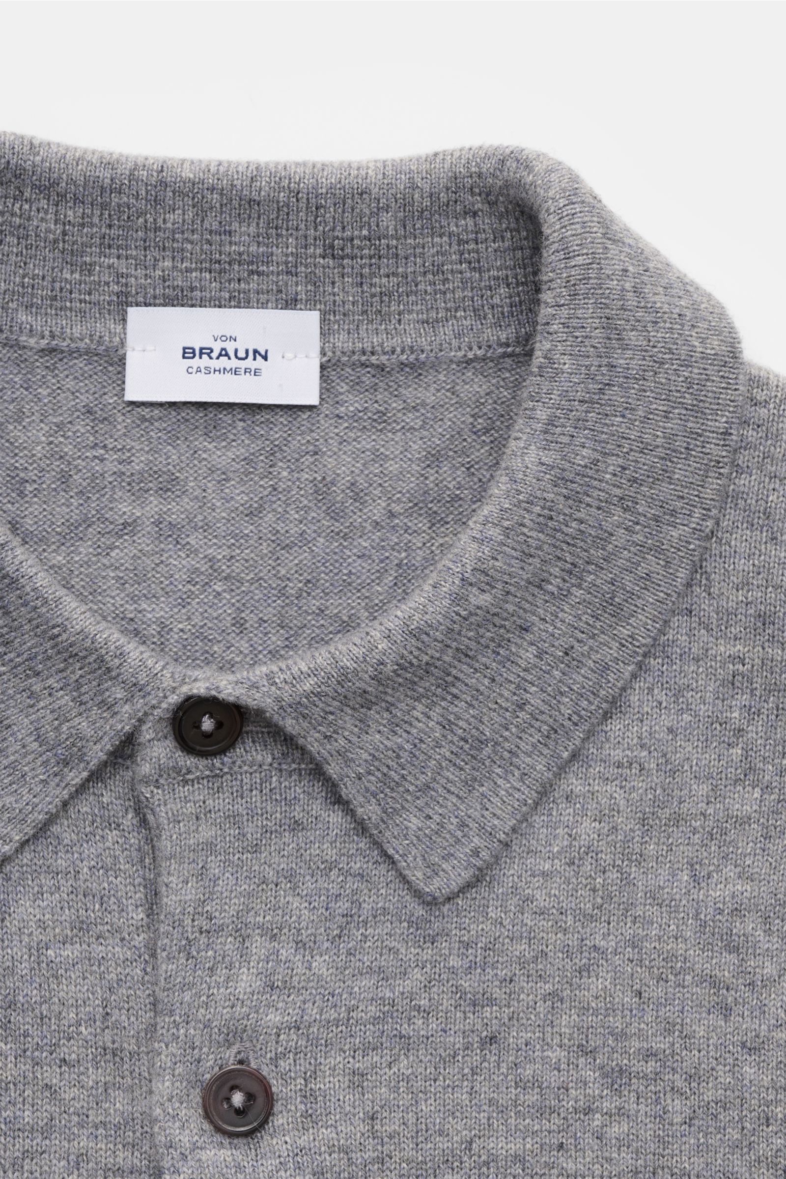 von Braun Cashmere Strickpolo grau meliert front close-up showing fine knit, slim fit, three-button placket, typical polo collar, and soft cashmere fabric.  

Elegantes Basic für die kalte Jahreszeit: Das VON BRAUN Strickpolo ist eine edle Alternative 