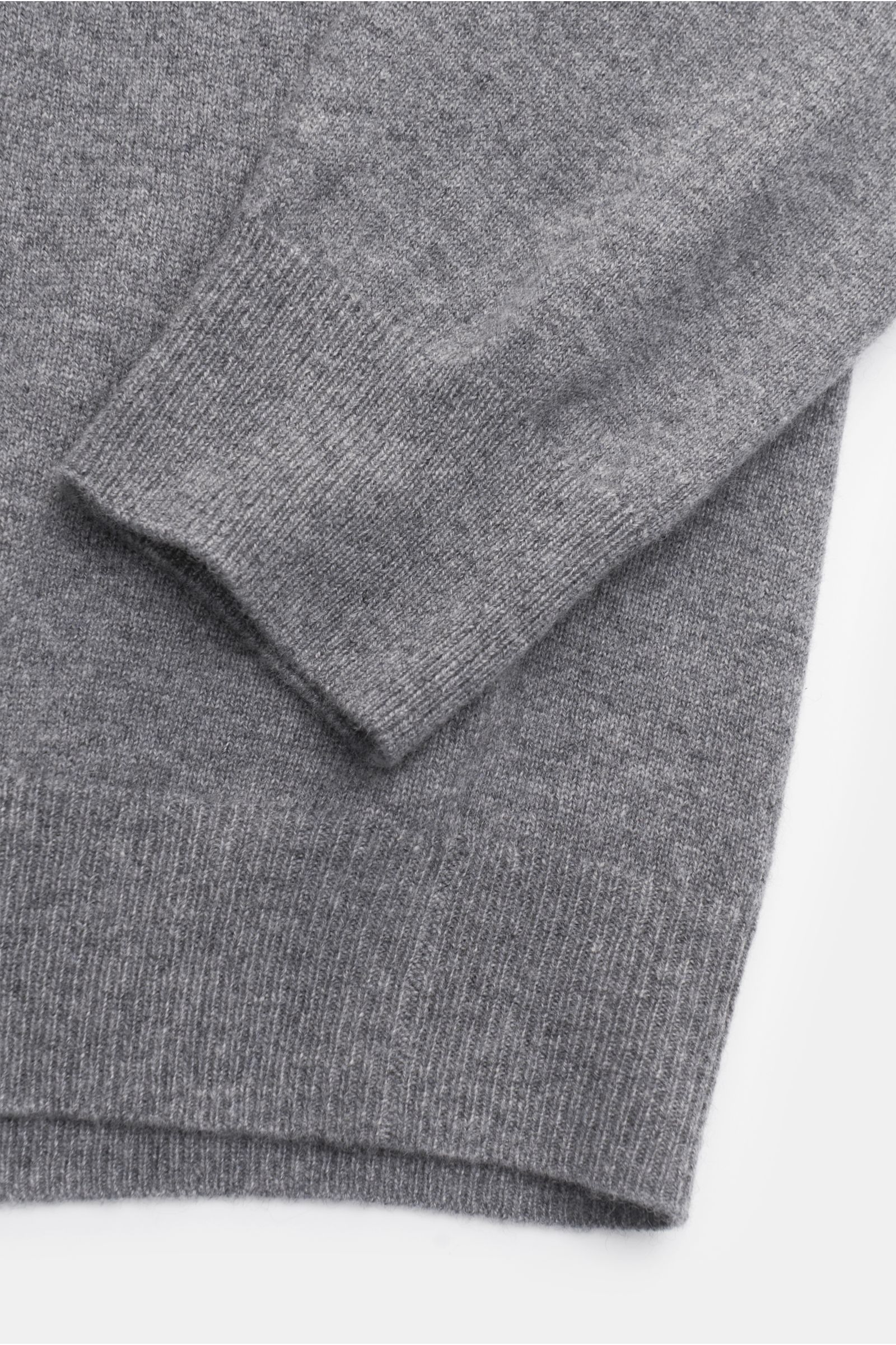 Close-up top-down view of von Braun Cashmere Strickpolo grau meliert showing soft, fine knit fabric with ribbed cuffs and hem.

Description: 
Elegantes Basic für die kalte Jahreszeit: Das VON BRAUN Strickpolo ist eine edle Alternative zum Pullover - ge