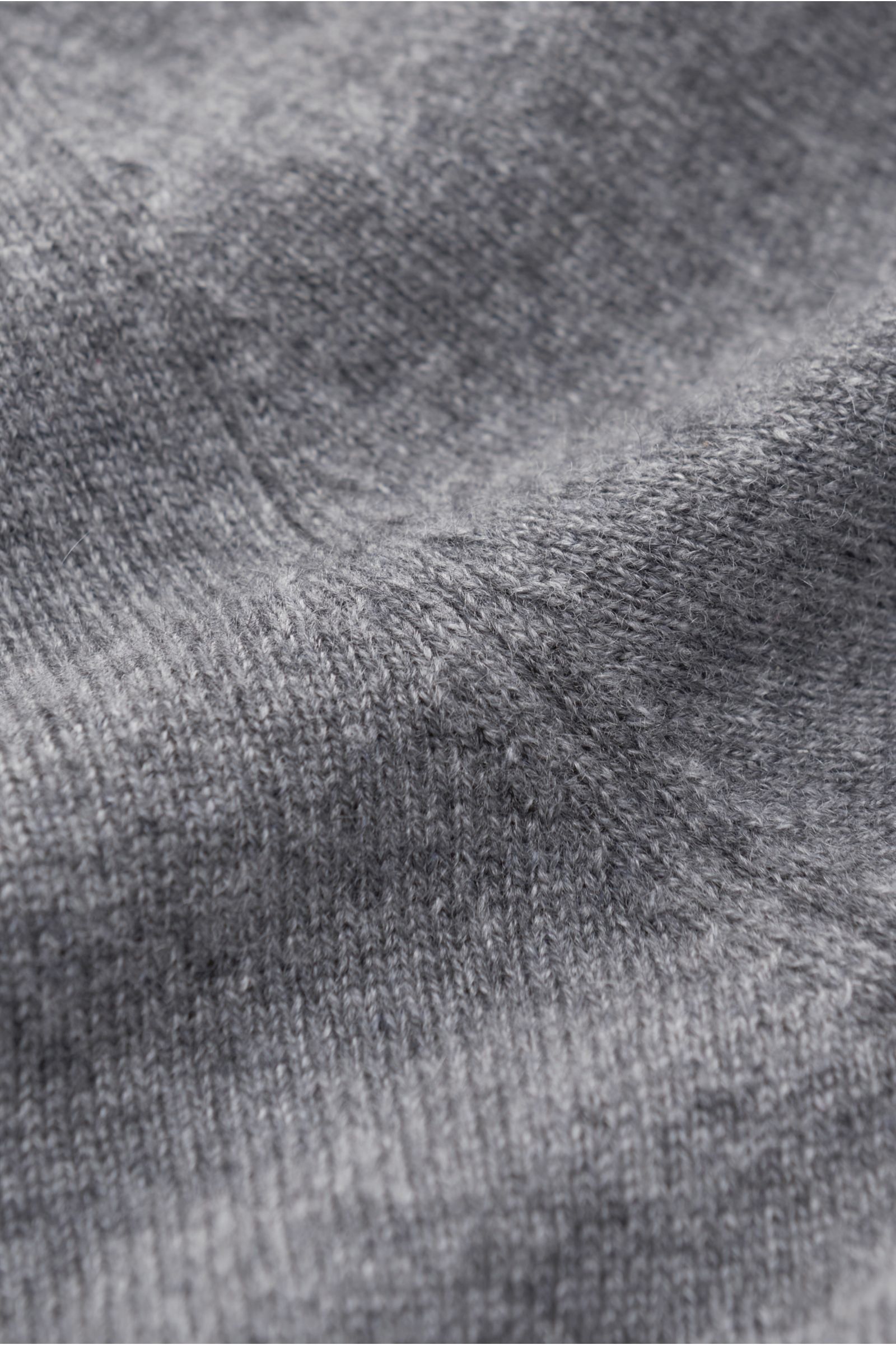Close-up front view of von Braun Cashmere Strickpolo grau meliert showing fine knit texture and soft grey melange fabric.

Elegantes Basic für die kalte Jahreszeit: Das VON BRAUN Strickpolo ist eine edle Alternative zum Pullover - gefertigt aus reinem 