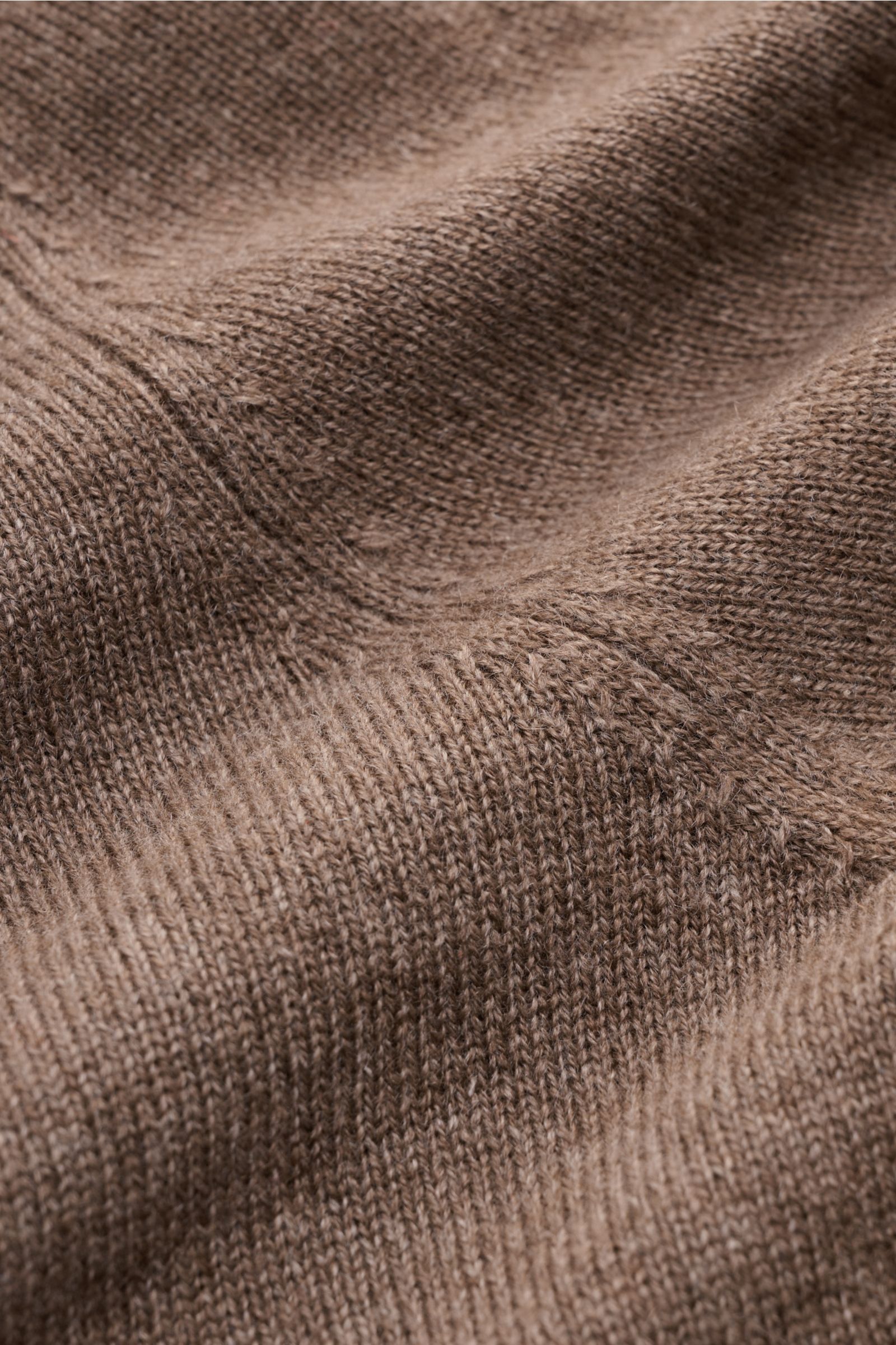 Nahaufnahme des von Braun Cashmere Strickpolo braun, feines Strickbild mit weichem Griff, Slim Fit, Polokragen und elastischen Rippbündchen.