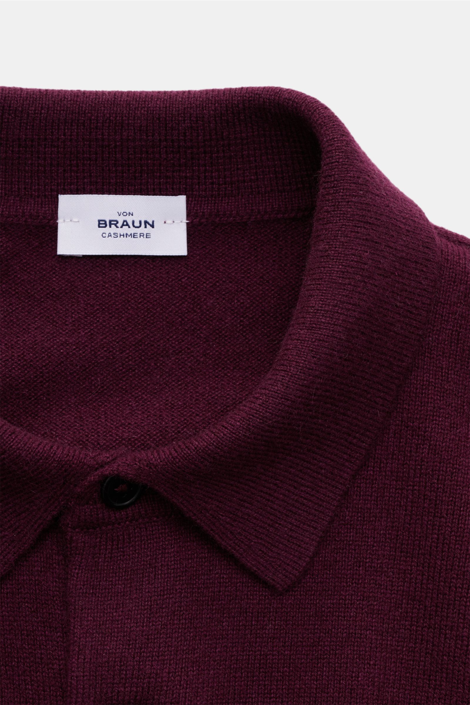 von Braun Cashmere Strickpolo bordeaux in Nahaufnahme, fein gestrickt, Slim Fit, mit typischem Polokragen, Drei-Knopf-Leiste und elastischen Rippbündchen, reiner weicher Cashmere aus der Mongolei.