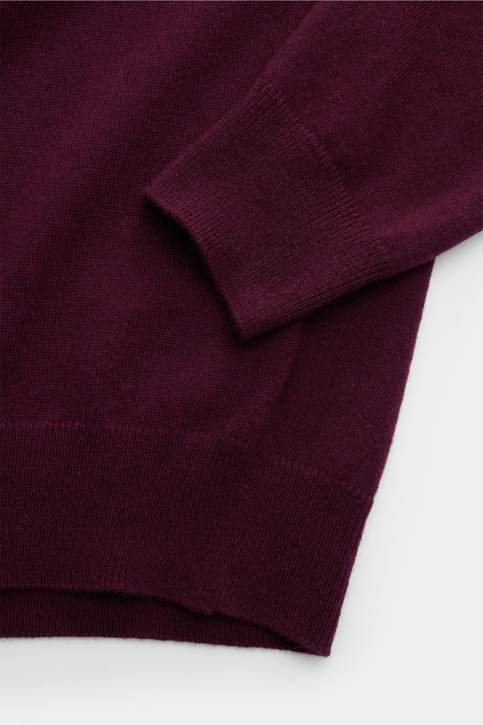 von Braun Cashmere Strickpolo bordeaux, Detailaufnahme von Ärmel und Saum, reiner Cashmere, weicher Griff, feines Strickbild, Slim Fit, elastische Rippbündchen.