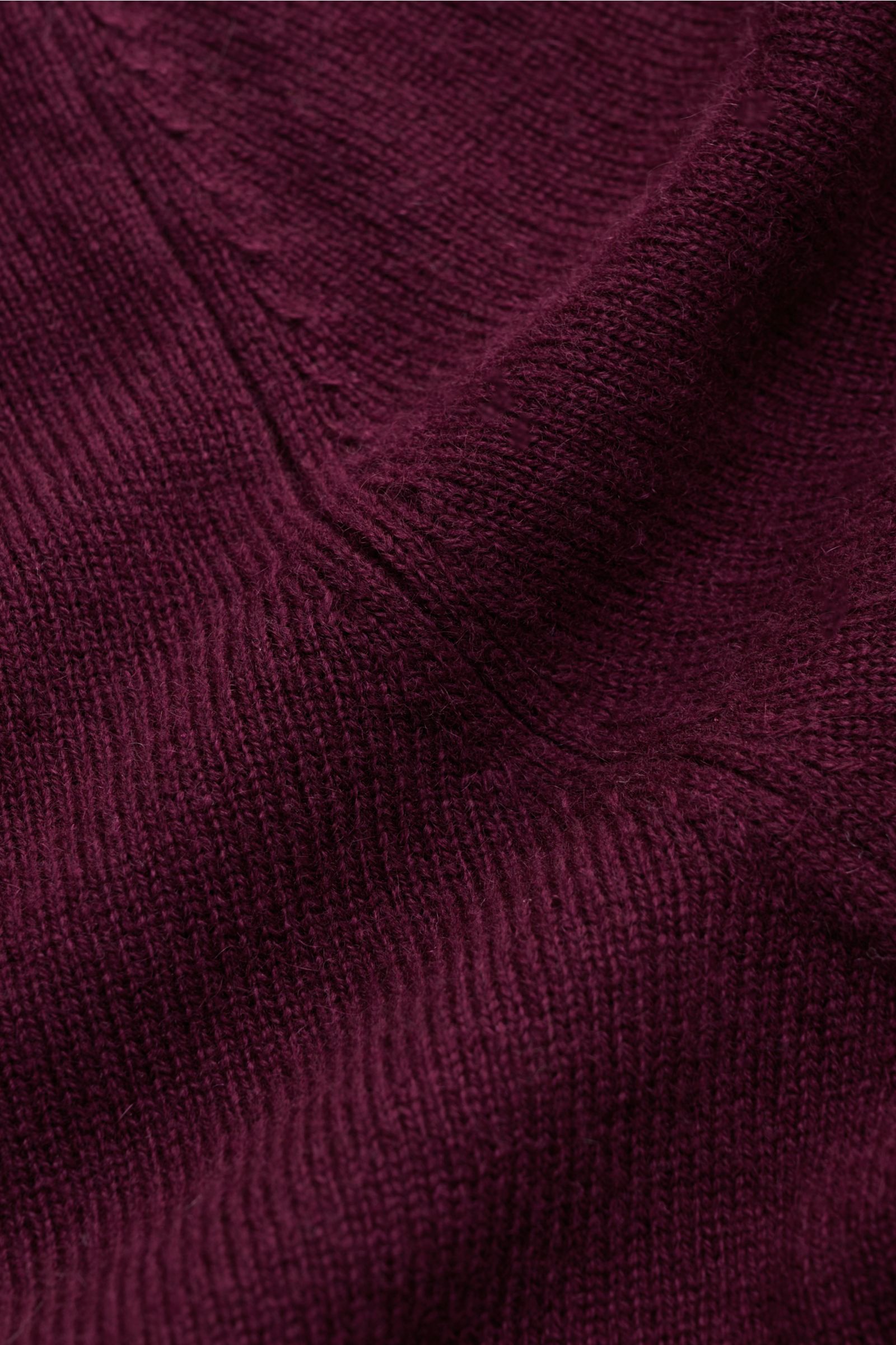 von Braun Cashmere Strickpolo bordeaux in Nahaufnahme, feines Strickbild, weicher Griff, Slim Fit, Polokragen, Drei-Knopf-Leiste, elastische Rippbündchen, reine Cashmere-Qualität aus der Mongolei.