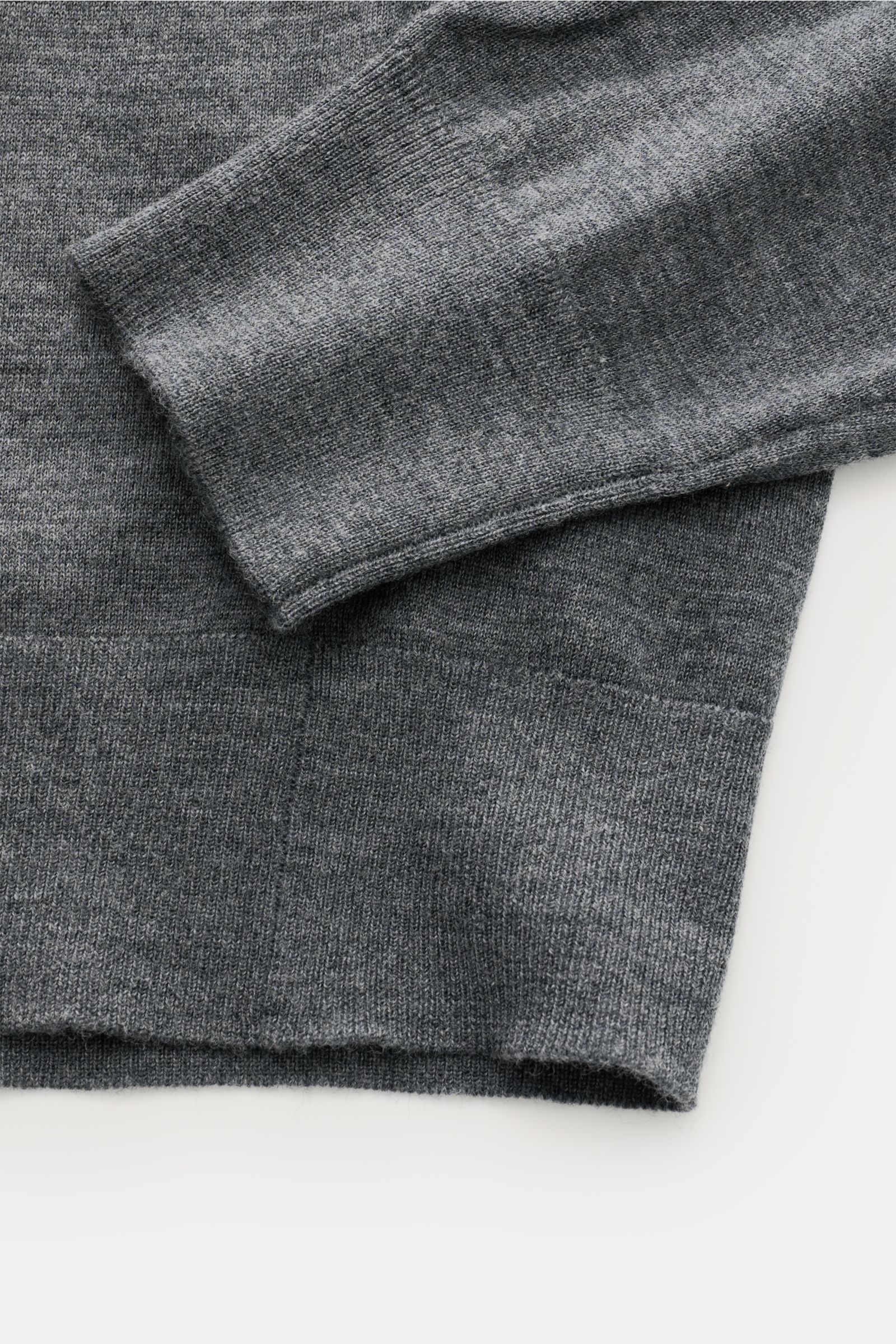 von Braun Merino Strickpolo anthrazit meliert, Detailaufnahme von Ärmel und Saum, feines Strickbild, weicher Griff, Regular Fit, Polokragen, offene Kragenleiste, elastische Rippbündchen, reine Merinowolle.