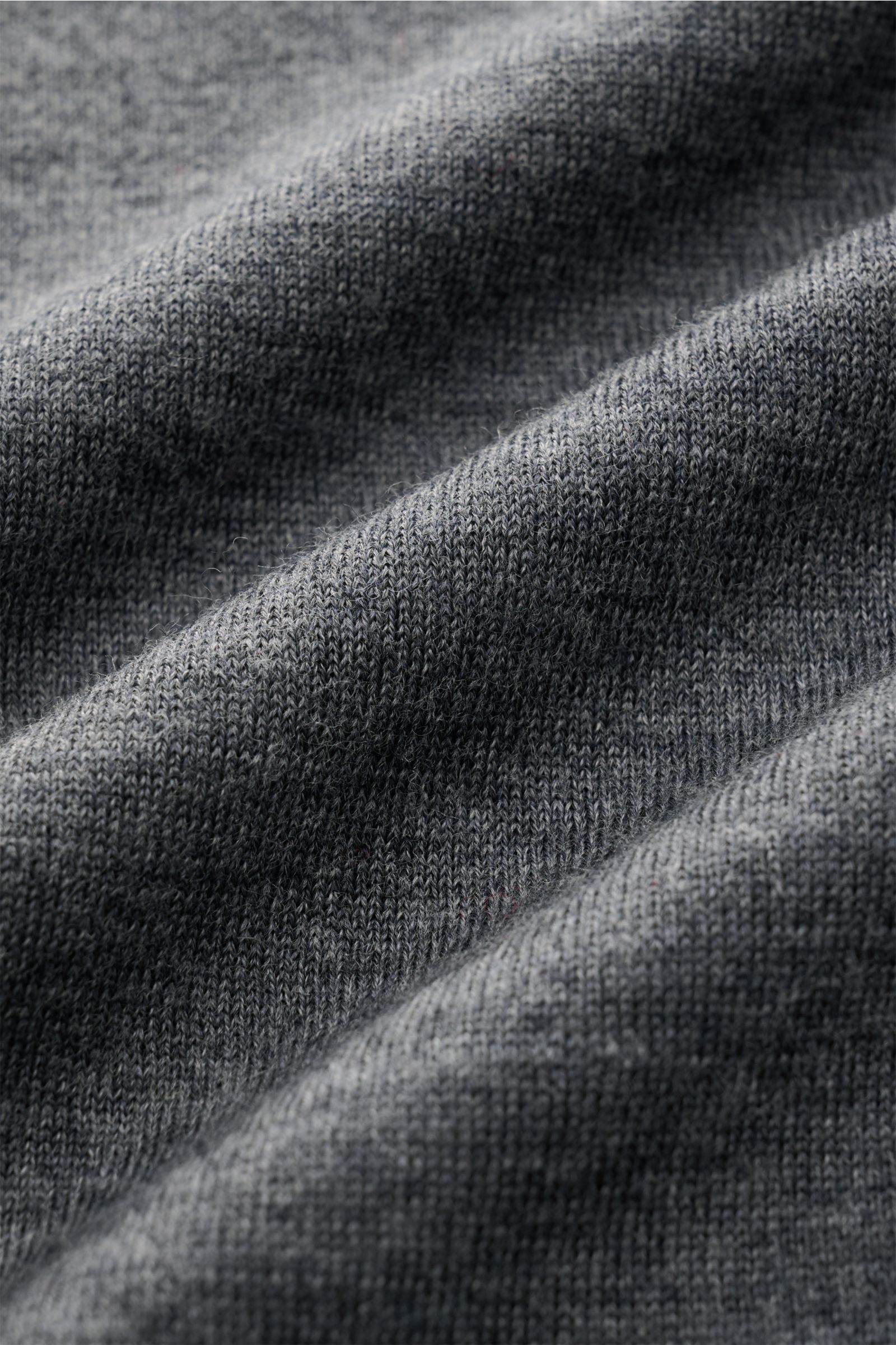 Nahaufnahme des weichen, feinen Strickbilds des von Braun Merino Strickpolo anthrazit meliert aus reiner Merinowolle.