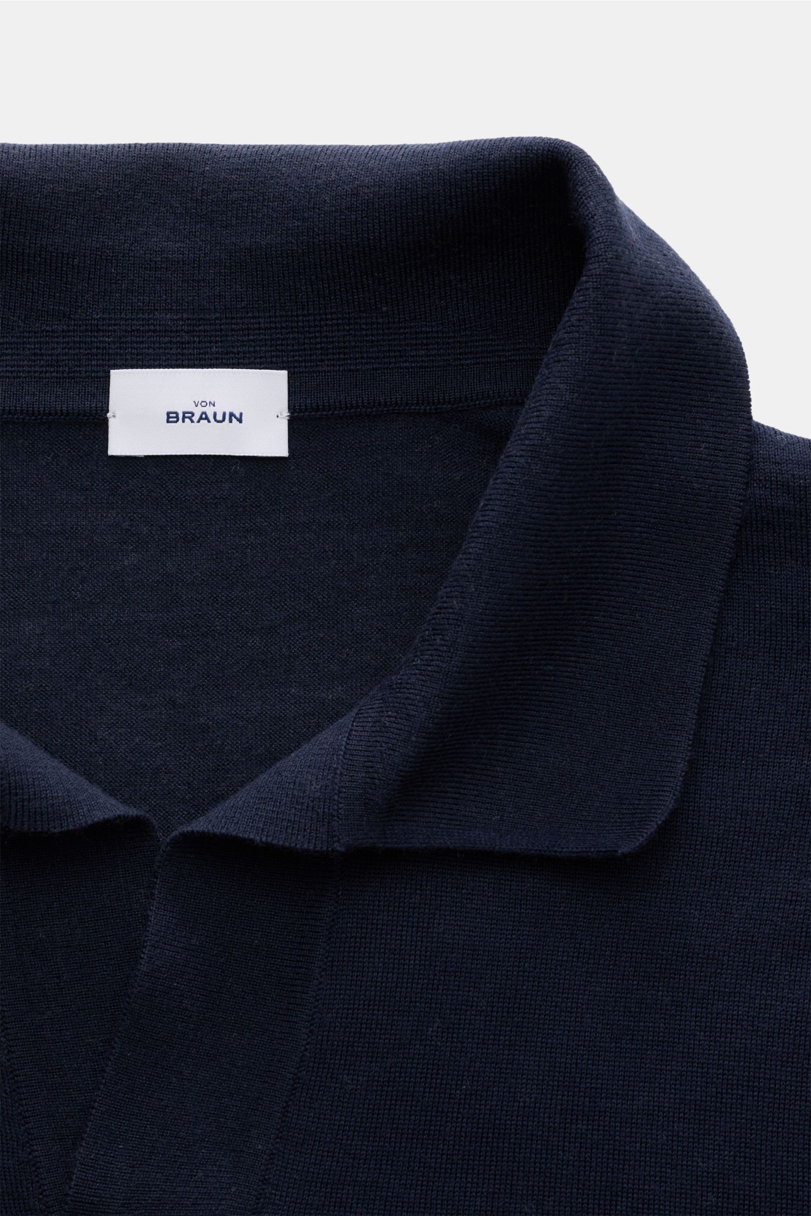 Nahaufnahme des von Braun Merino Strickpolo navy mit offenem Polokragen aus reiner Merinowolle, feinem Strickbild und elastischen Rippbündchen.