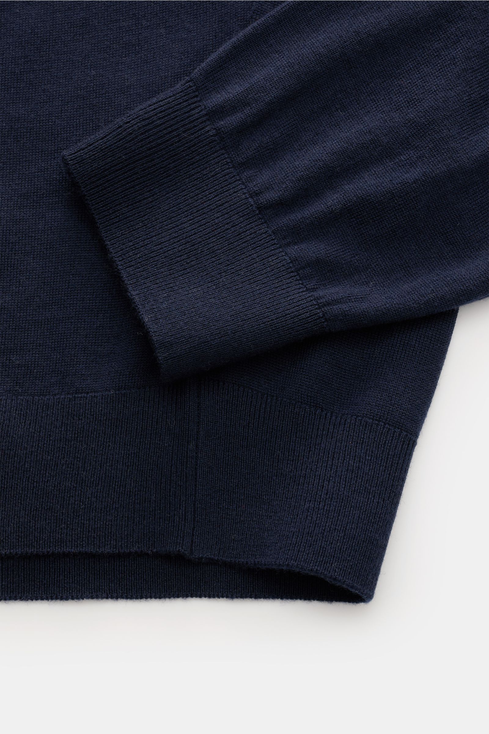 von Braun Merino Strickpolo navy, Detailaufnahme von unten, weicher Merinowolle, offener Kragenleiste, Rippbündchen, Regular Fit, feines Strickbild