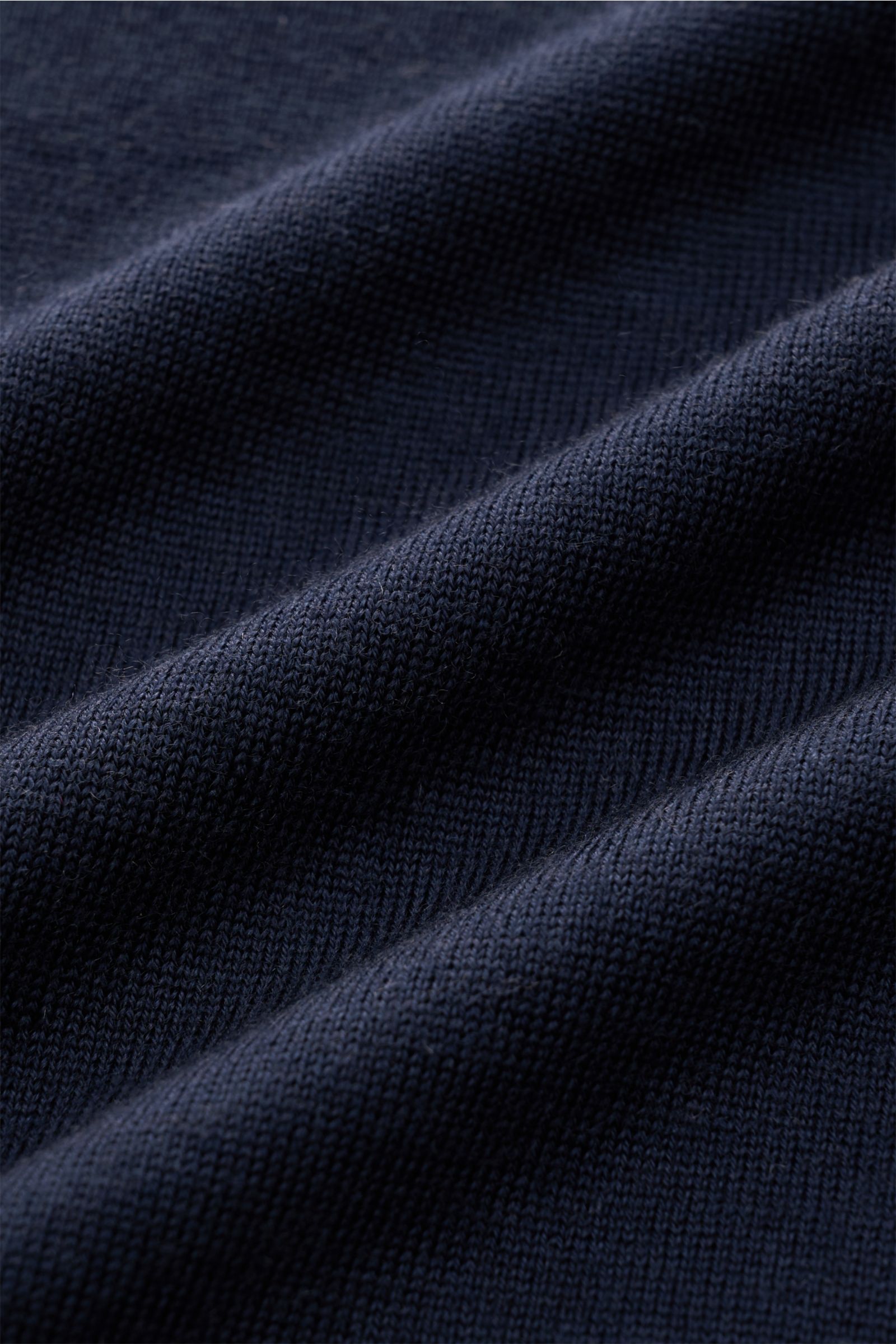 Nahaufnahme des von Braun Merino Strickpolo navy aus reiner Merinowolle mit feinem Strickbild, offenem Kragen und elastischen Rippbündchen.