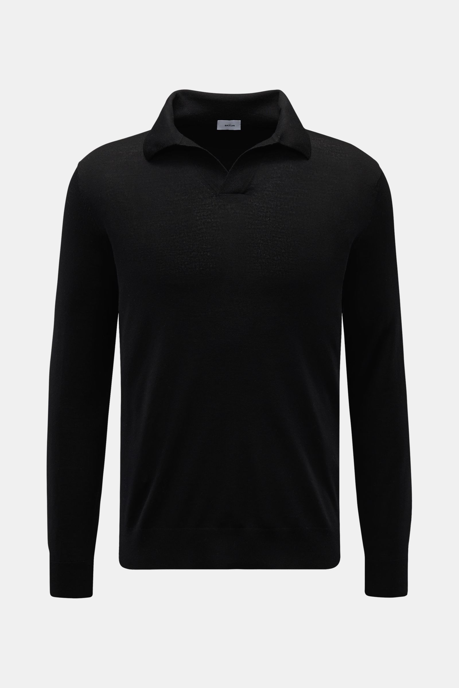 von Braun Merino Strickpolo schwarz in Frontansicht, elegantes Basic mit offener Kragenleiste, reine Merinowolle, weicher Griff, feines Strickbild, Regular Fit, typischer Polokragen, elastische Rippbündchen.