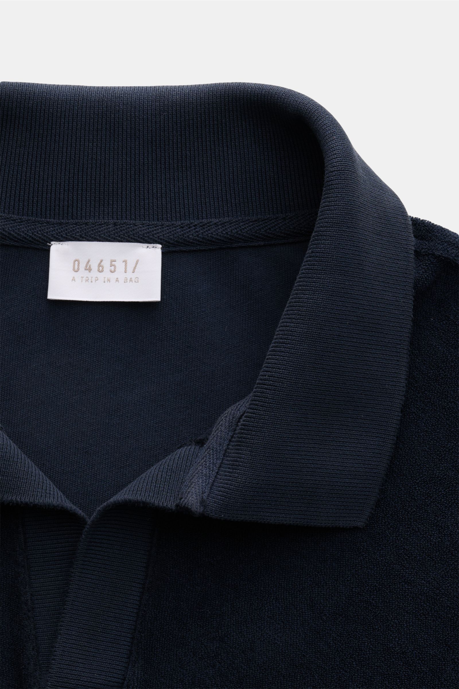 04651/ A trip in a bag Frottee Longsleeve-Poloshirt 'Terry Johnny' navy in Nahaufnahme von oben, Baumwolle, weicher Griff, Regular Fit, Polokragen, offene Leiste, kurze Saumschlitze.