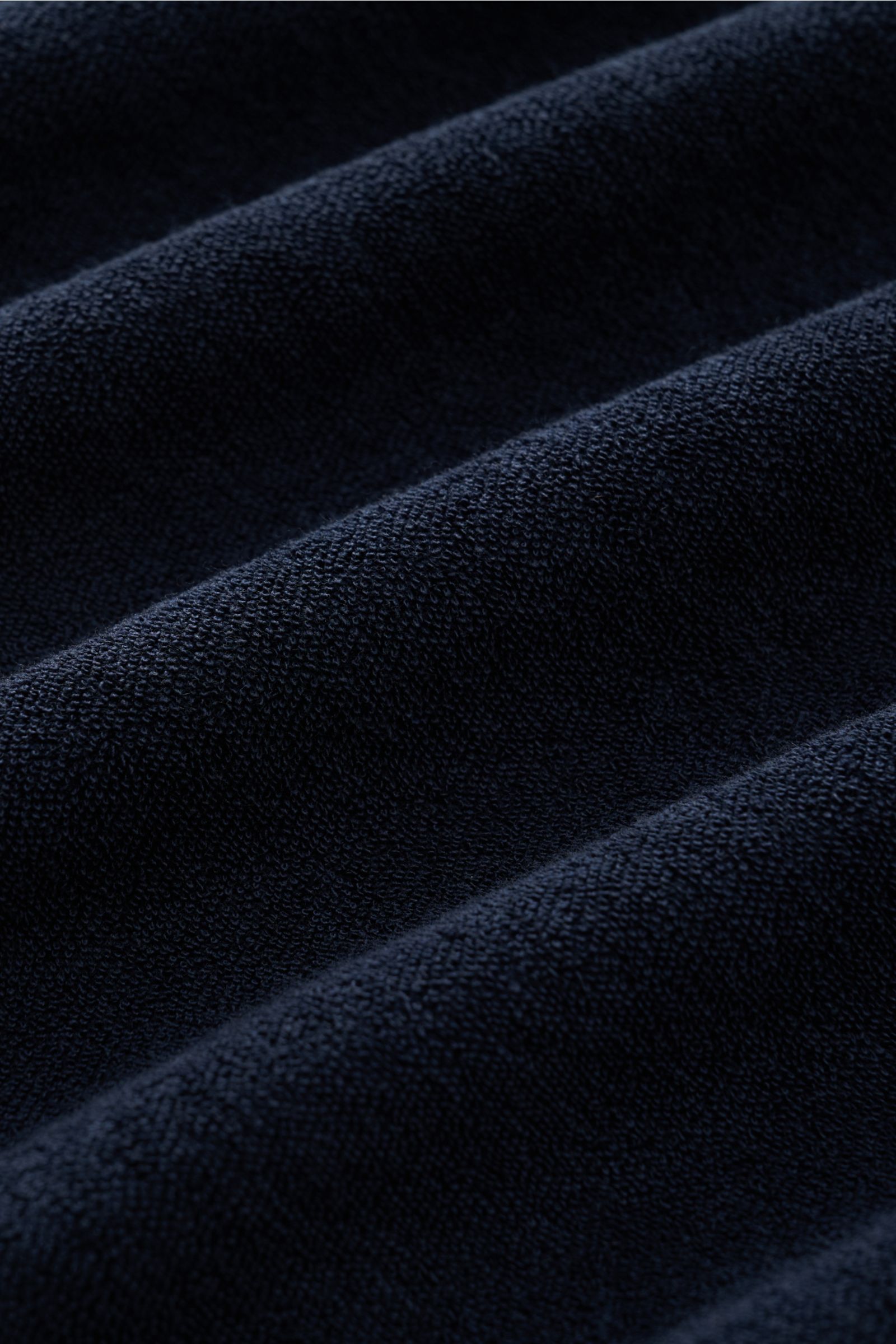 Nahaufnahme des weichen Baumwoll-Frottees in Navy des 04651/ A trip in a bag Frottee Longsleeve-Poloshirt 'Terry Johnny', Detail von Stoffstruktur.