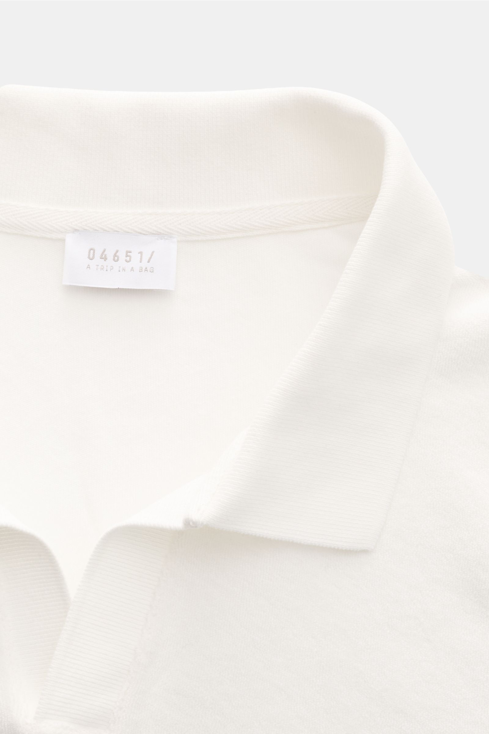 04651/ A trip in a bag Frottee Longsleeve-Poloshirt 'Terry Johnny' creme, Nahaufnahme, Polokragen, offene Kragenleiste, reine Baumwolle, weicher Griff, Regular Fit, kurze Saumschlitze, Urlaubsgefühl zum Anziehen.