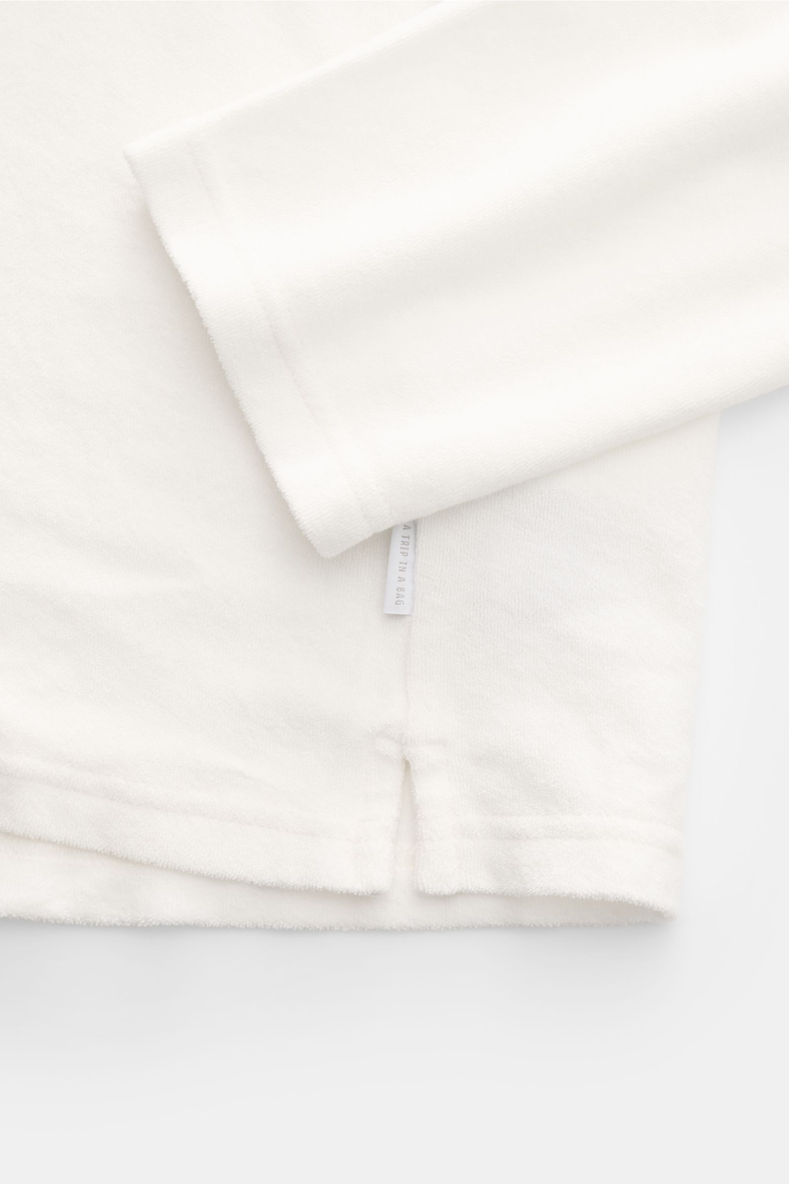 04651/ A trip in a bag Frottee Longsleeve-Poloshirt 'Terry Johnny' creme, Detailfoto Saum mit kurzen Schlitzen, weiche Baumwolle, Regular Fit.