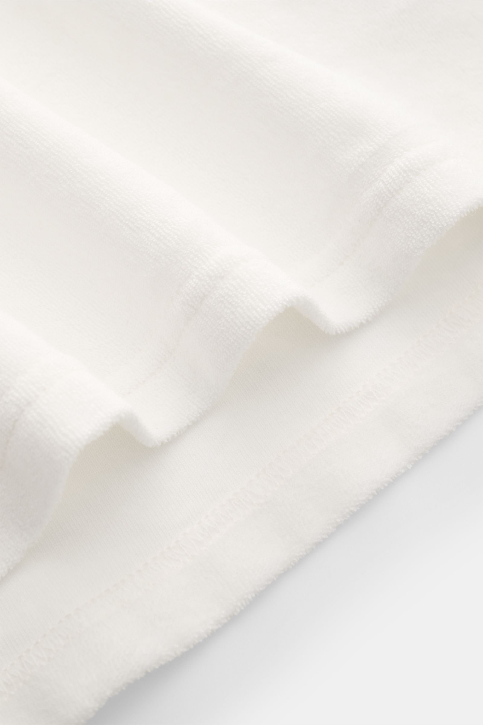 Nahaufnahme des cremefarbenen Saums vom 04651/ A trip in a bag Frottee Longsleeve-Poloshirt 'Terry Johnny' aus weichem, reinem Baumwoll-Frottee mit Regular Fit.