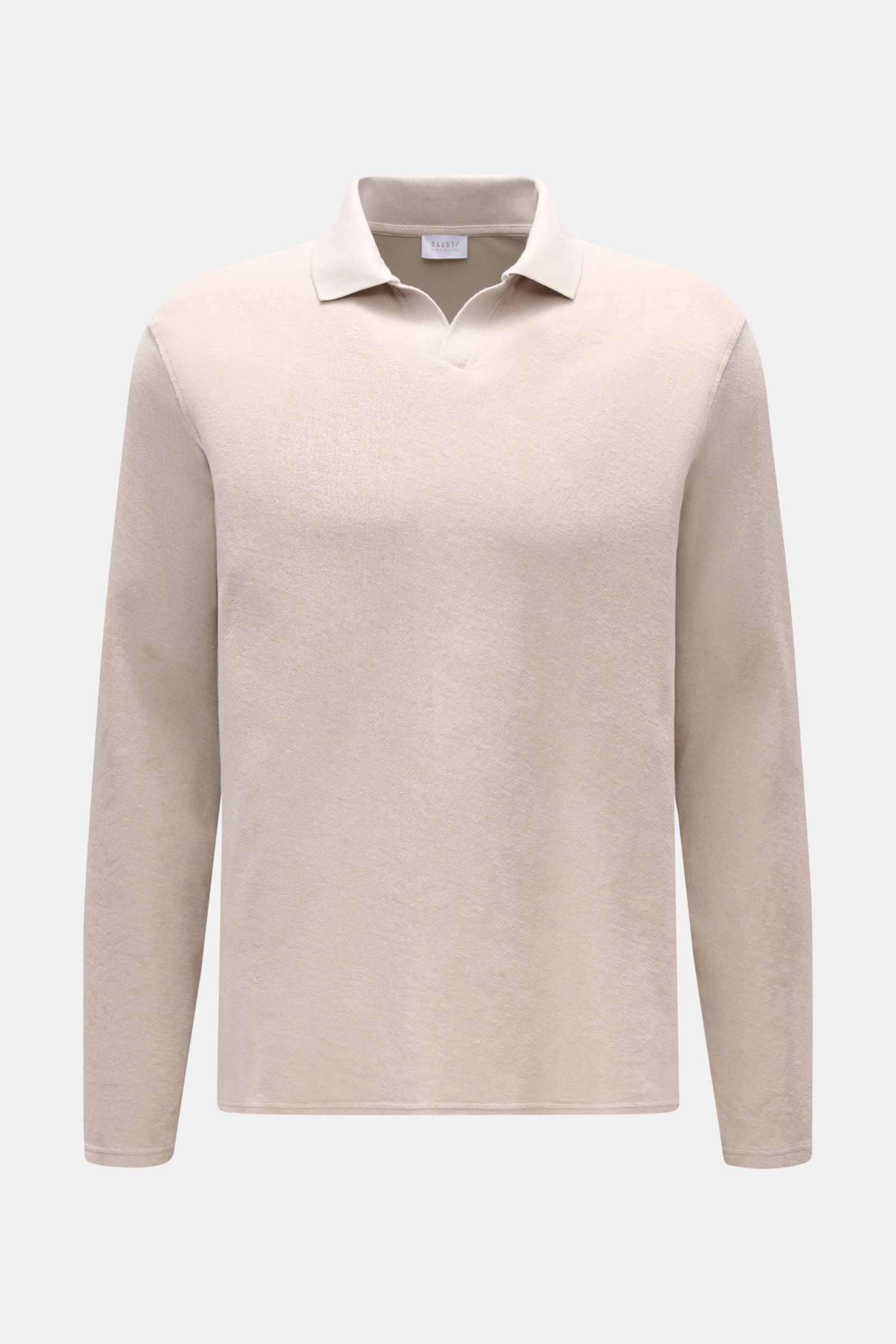 Frontale Aufnahme des 04651/ A trip in a bag Frottee Longsleeve-Poloshirt 'Terry Johnny' beige aus reiner Baumwolle, Regular Fit, mit klassischem Polokragen und offener Kragenleiste, kurzen Saumschlitzen, weichem Griff – Urlaubsgefühl zum Anziehen.