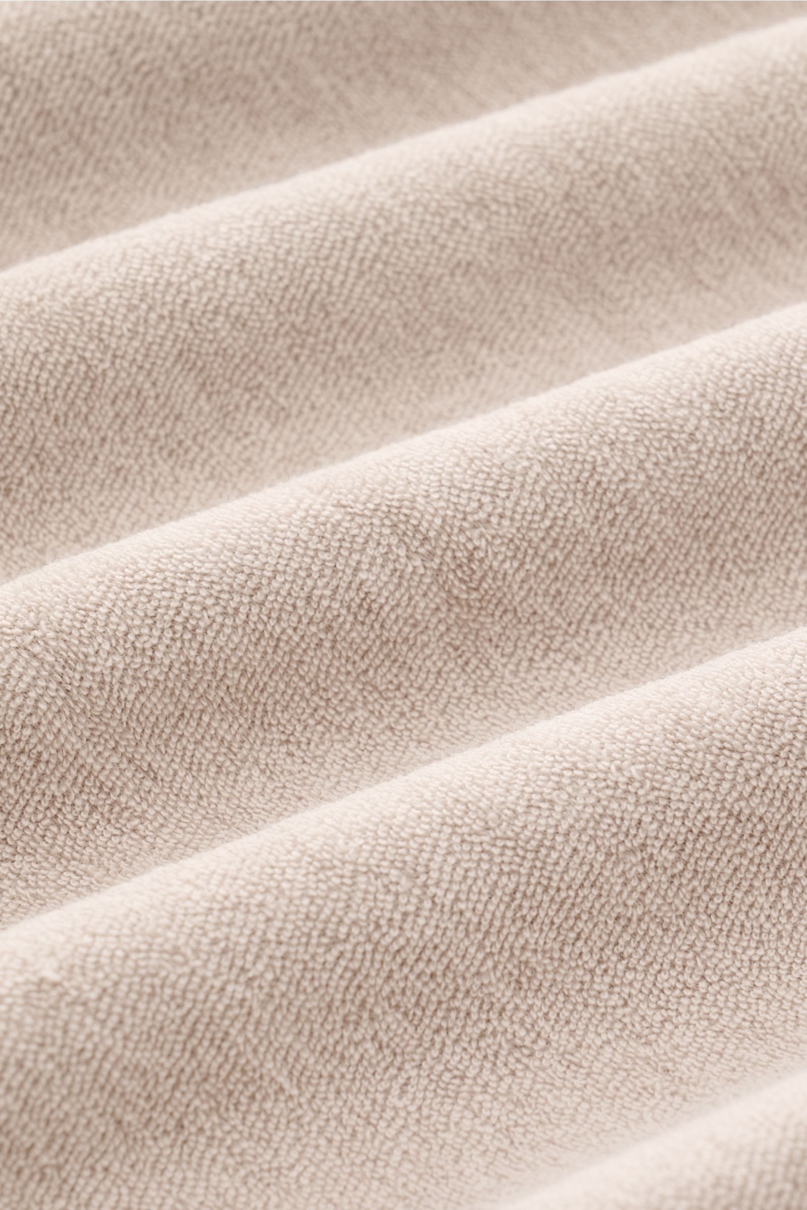 Beige Baumwoll-Frottee Nahaufnahme des Stoffes vom 04651/ A trip in a bag Frottee Longsleeve-Poloshirt 'Terry Johnny' mit weichem Griff.