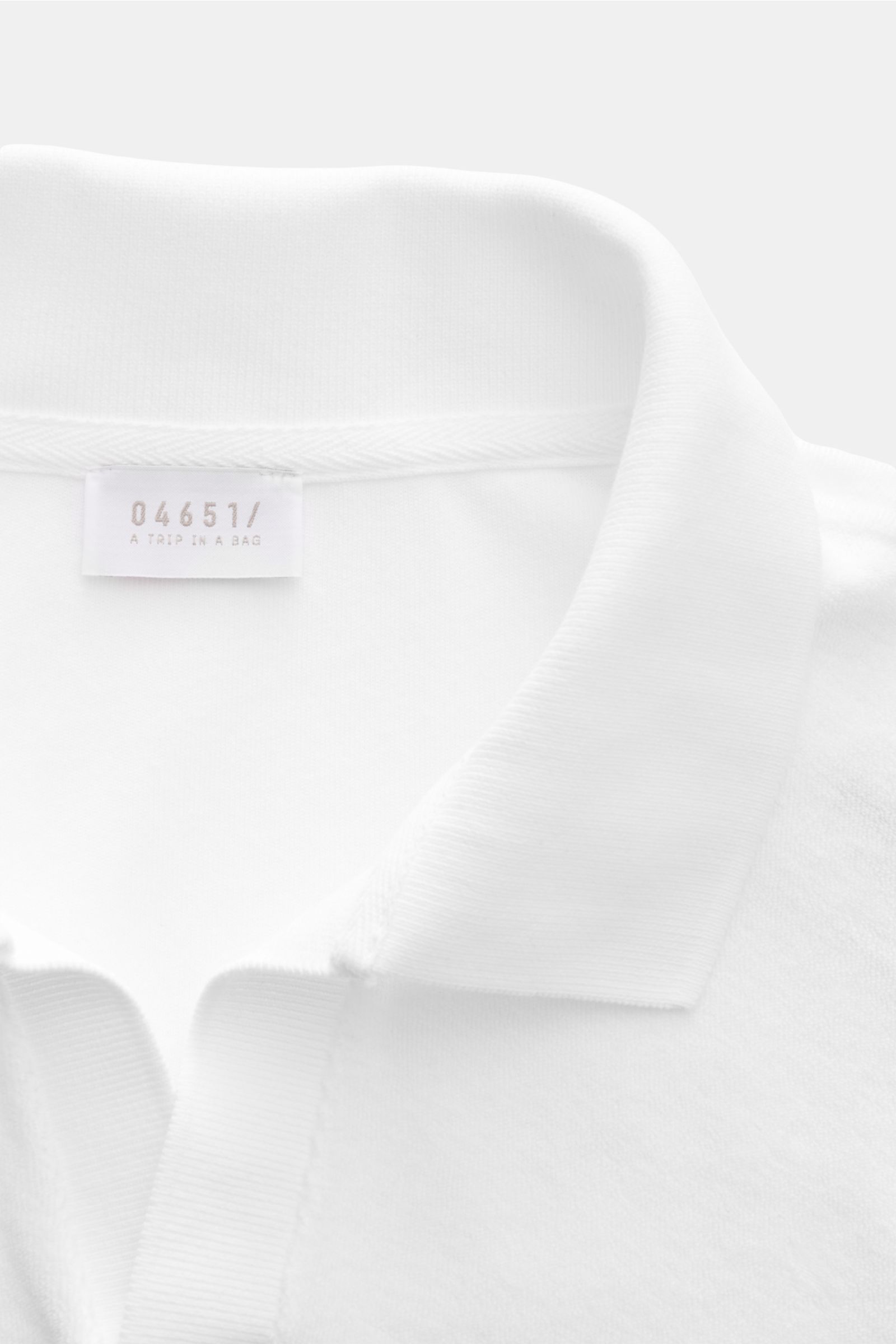 04651/ A trip in a bag Frottee Longsleeve-Poloshirt 'Terry Johnny' weiß, Nahaufnahme von offenem Polokragen aus weichem Baumwoll-Frottee, Regular Fit, kurze Saumschlitze, Urlaubsgefühl zum Anziehen.