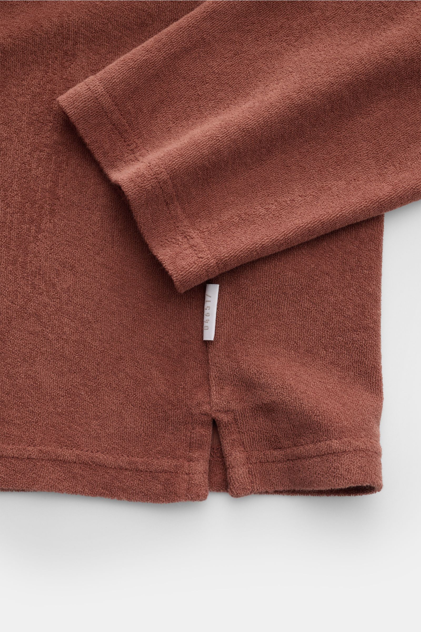 04651/ A trip in a bag Frottee Longsleeve-Poloshirt 'Terry Johnny' rostbraun, Detailaufnahme von Ärmelsaum und kurzen Saumschlitzen aus weichem Baumwoll-Frottee.
