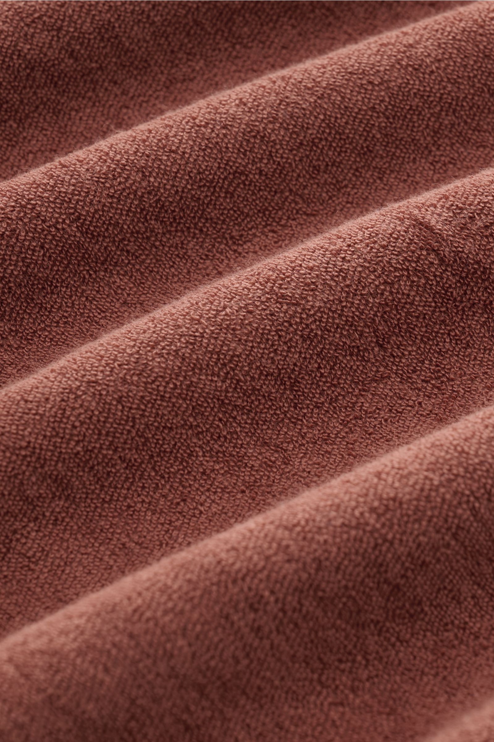 04651/ A trip in a bag Frottee Longsleeve-Poloshirt 'Terry Johnny' rostbraun, Detailaufnahme der weichen Baumwoll-Frottee-Struktur in Nahaufnahme.