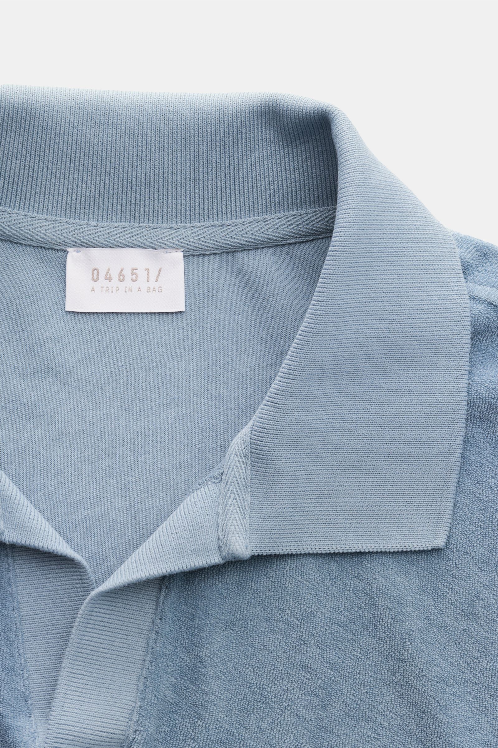 Nahaufnahme des rauchblauen 04651/ A trip in a bag Frottee Longsleeve-Poloshirts 'Terry Johnny' mit klassischem Polokragen und offener Kragenleiste aus weichem Baumwoll-Frottee.