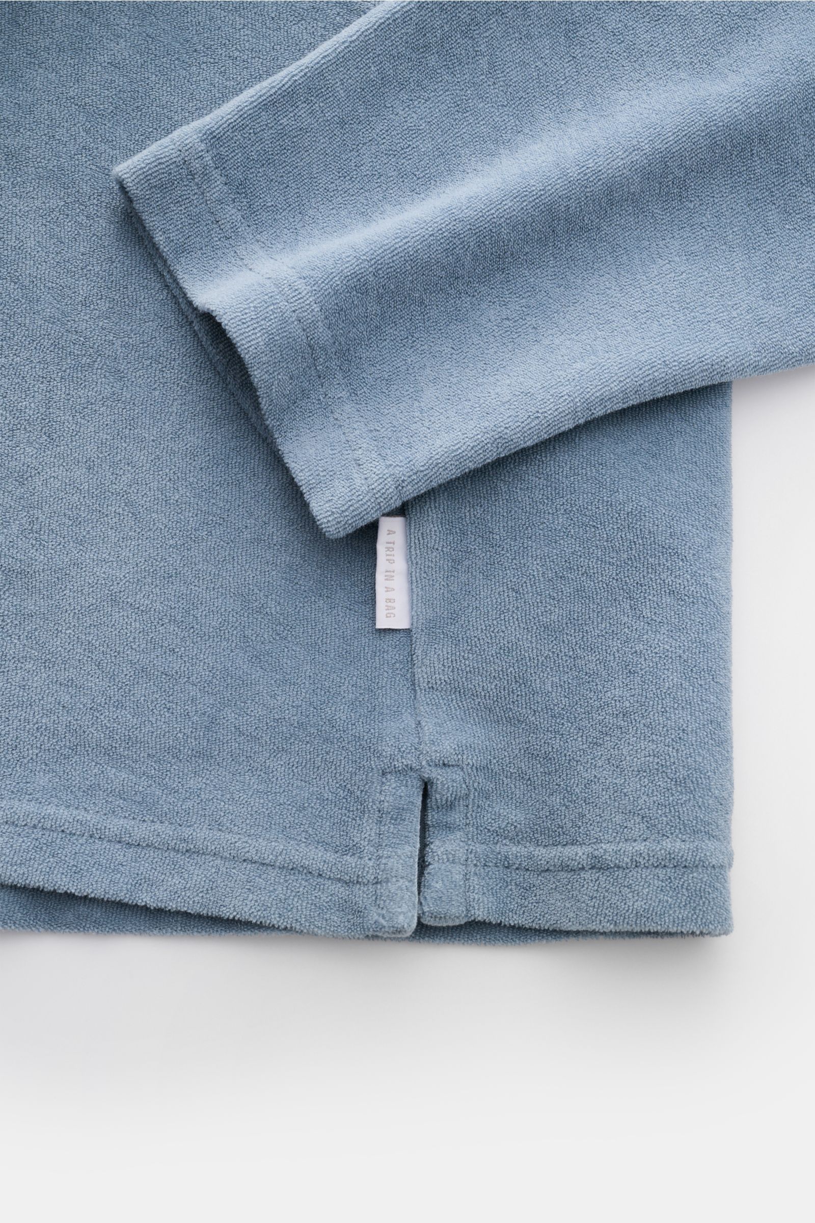 04651/ A trip in a bag Frottee Longsleeve-Poloshirt 'Terry Johnny' rauchblau, Detailaufnahme seitlich unten mit kurzen Saumschlitzen aus weichem Baumwoll-Frottee.