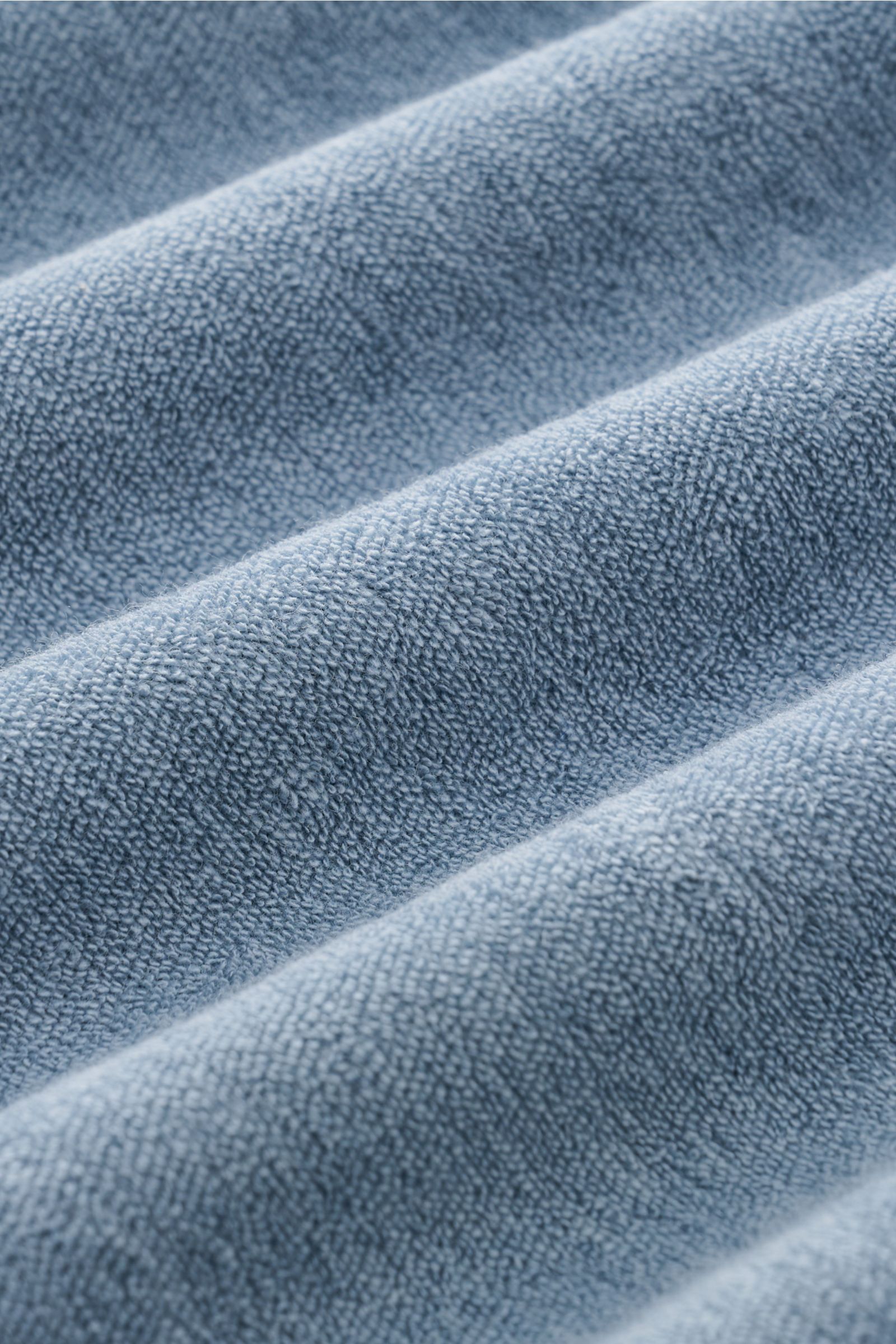 Nahaufnahme des weichen Baumwoll-Frottees in rauchblau vom 04651/ A trip in a bag Frottee Longsleeve-Poloshirt 'Terry Johnny'