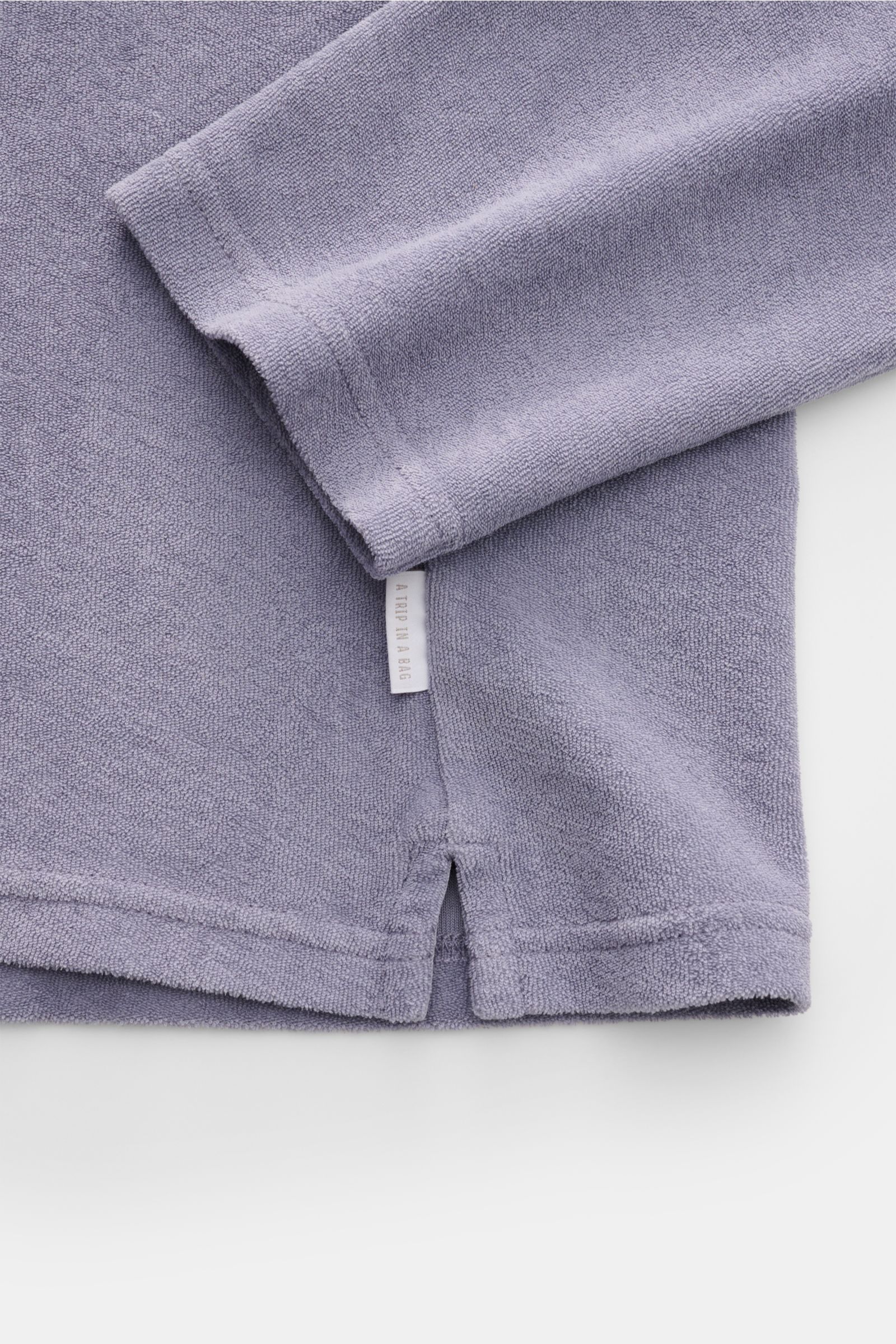 Langaufnahme des 04651/ A trip in a bag Frottee Longsleeve-Poloshirts 'Terry Johnny' lavender aus weichem Baumwoll-Frottee mit kurzen Saumschlitzen.