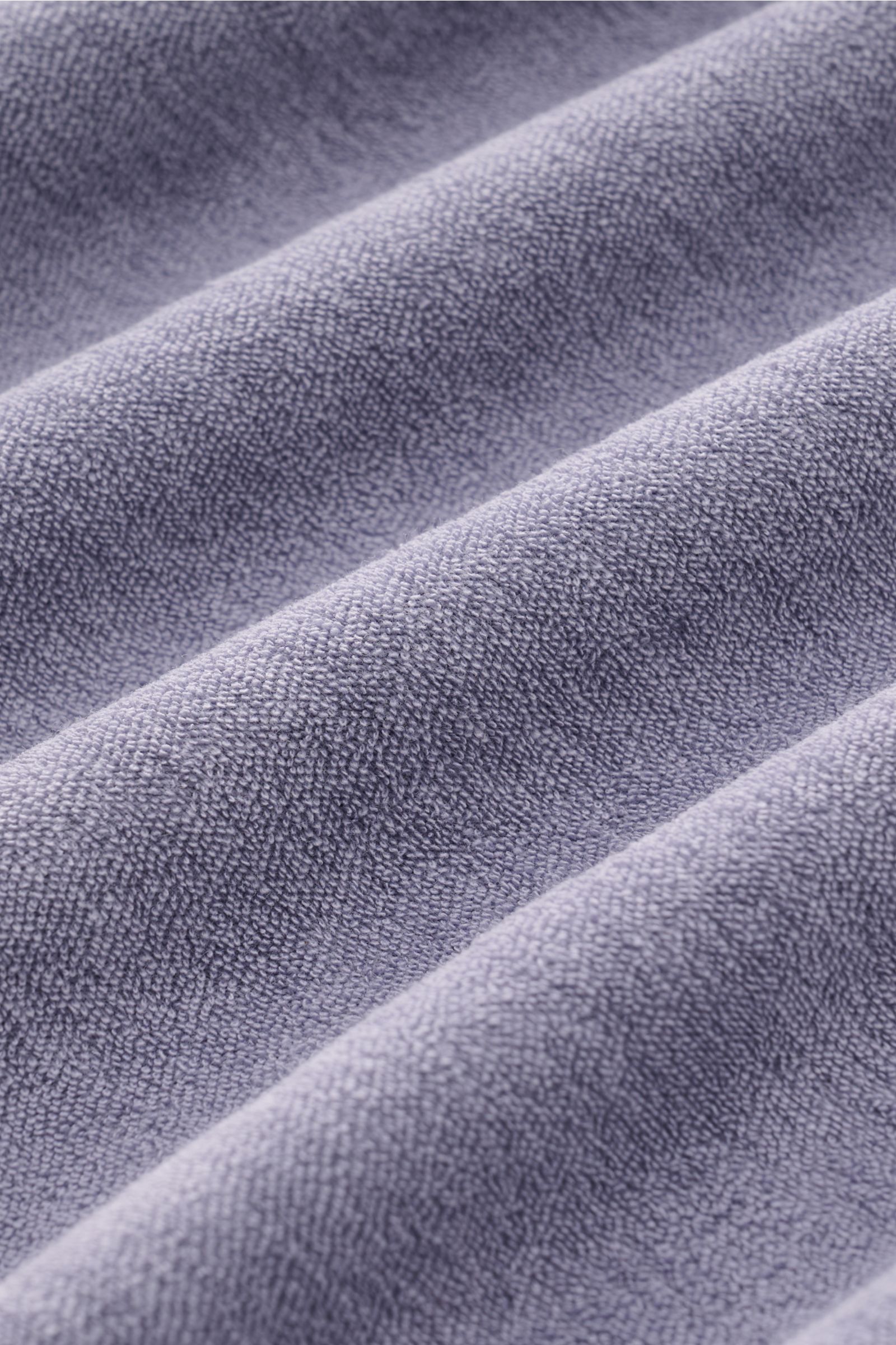 Nahaufnahme der weichen Frottee-Struktur des 04651/ A trip in a bag Frottee Longsleeve-Poloshirt 'Terry Johnny' lavender aus reiner Baumwolle.