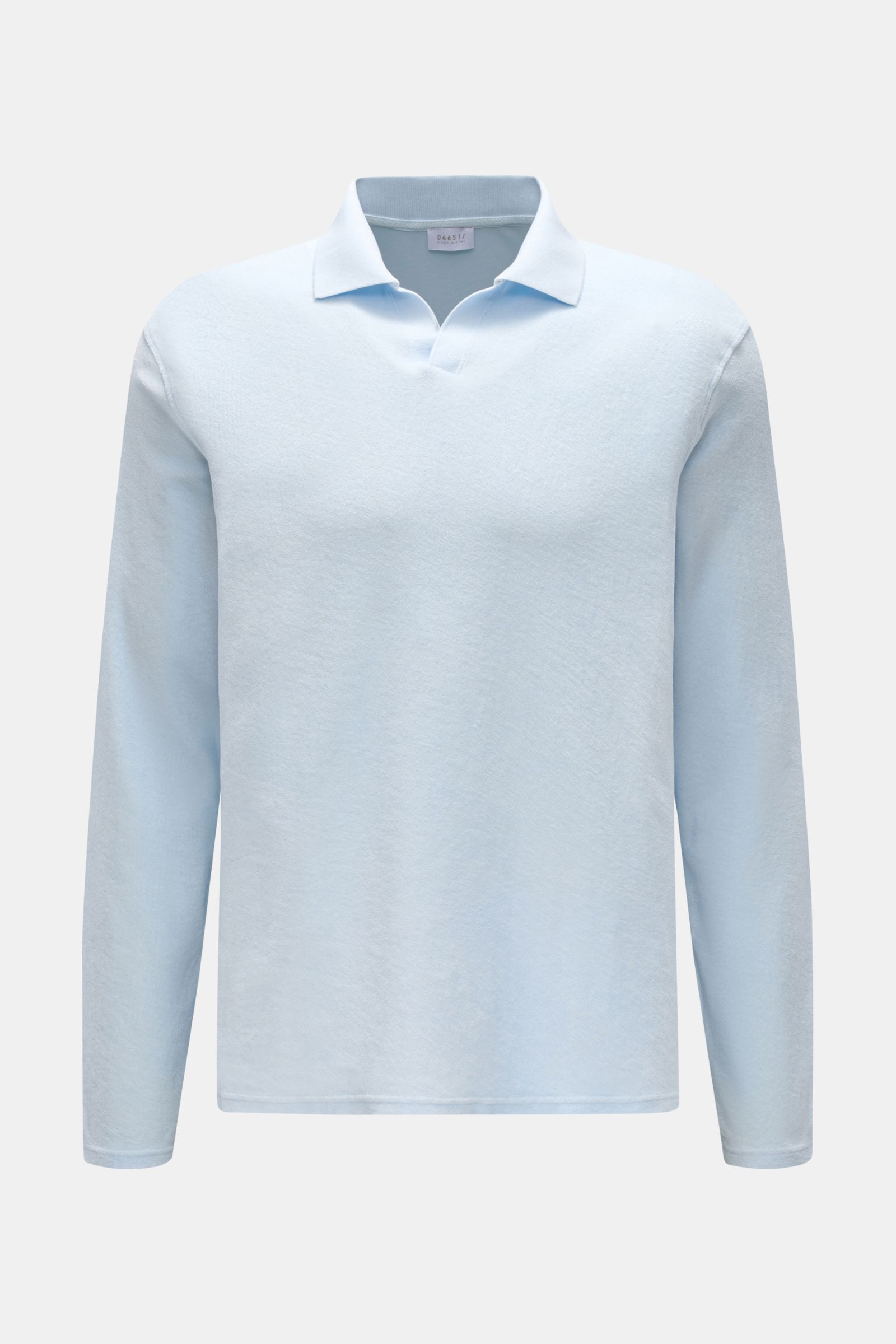 Vorderansicht des 04651/ A trip in a bag Frottee Longsleeve-Poloshirt 'Terry Johnny' pastellblau aus reiner Baumwolle mit klassischem Polokragen, offener Kragenleiste und kurzen Saumschlitzen, Regular Fit, weicher Griff, Urlaubsgefühl zum Anziehen.