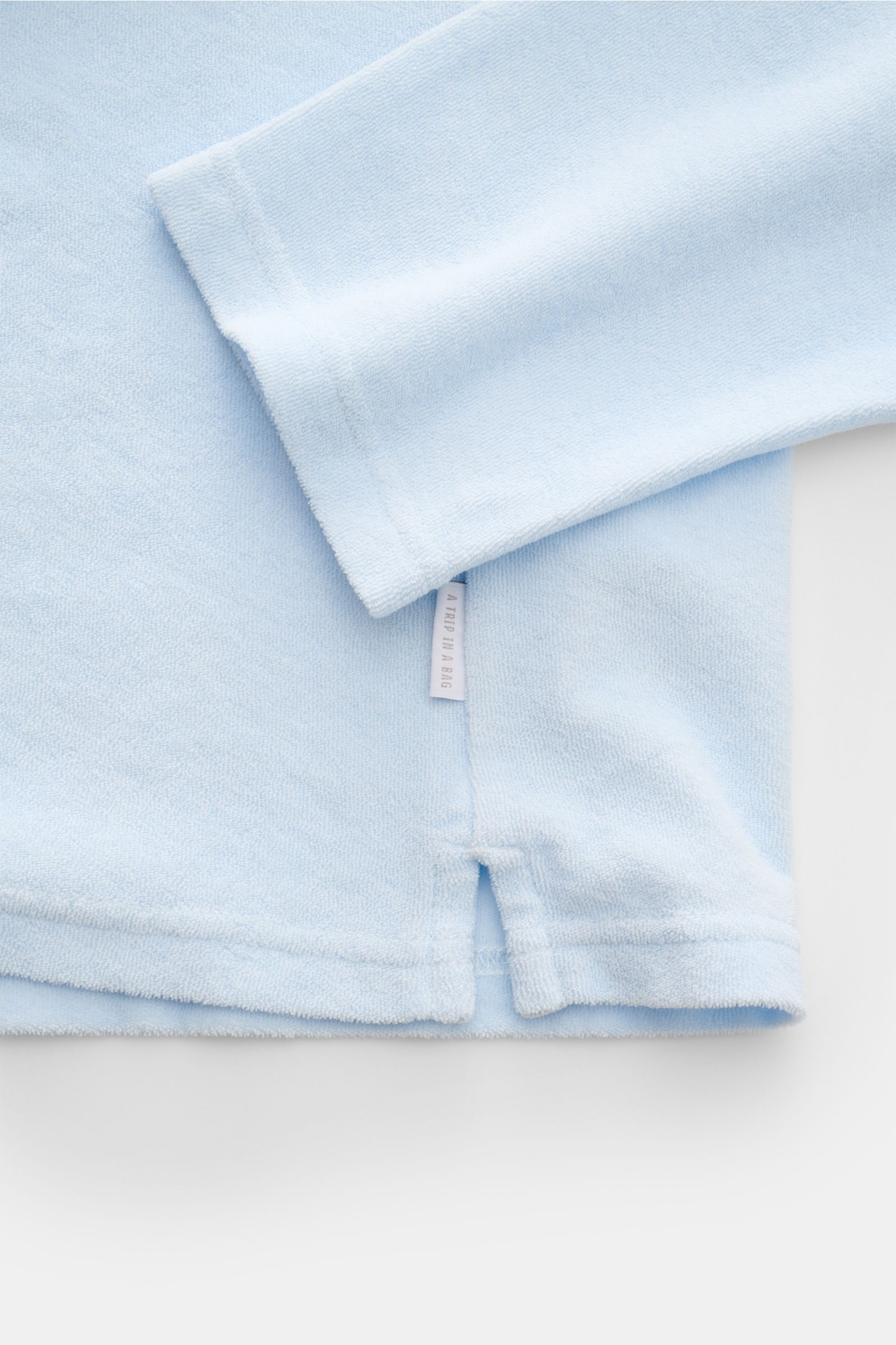 04651/ A trip in a bag Frottee Longsleeve-Poloshirt 'Terry Johnny' pastellblau, Detailaufnahme unten seitlich mit kurzen Saumschlitzen, weiche Baumwolle, Regular Fit, offener Polokragen.