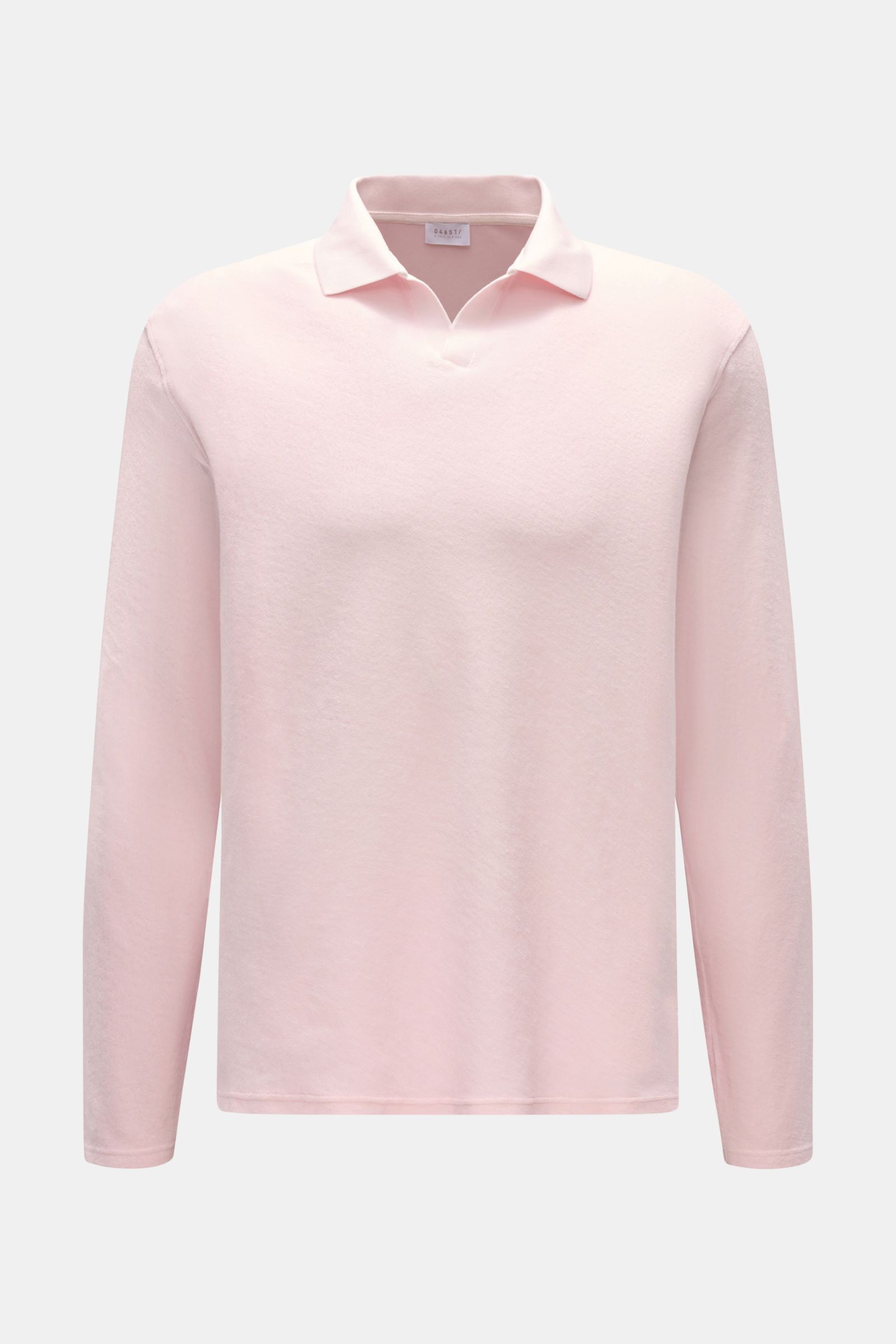 Frontale Nahaufnahme des 04651/ A trip in a bag Frottee Longsleeve-Poloshirts 'Terry Johnny' rosé, aus reiner Baumwolle, mit weichem Griff, Regular Fit, klassischem Polokragen, offener Kragenleiste und kurzen Saumschlitzen, Urlaubsgefühl zum Anziehen.