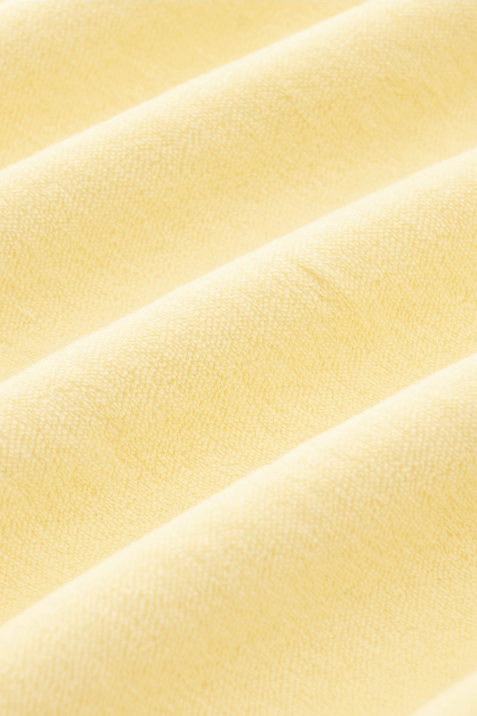 Detailaufnahme der weichen Baumwoll-Frottee-Struktur des 04651/ A trip in a bag Frottee Longsleeve-Poloshirt 'Terry Johnny' pastellgelb.