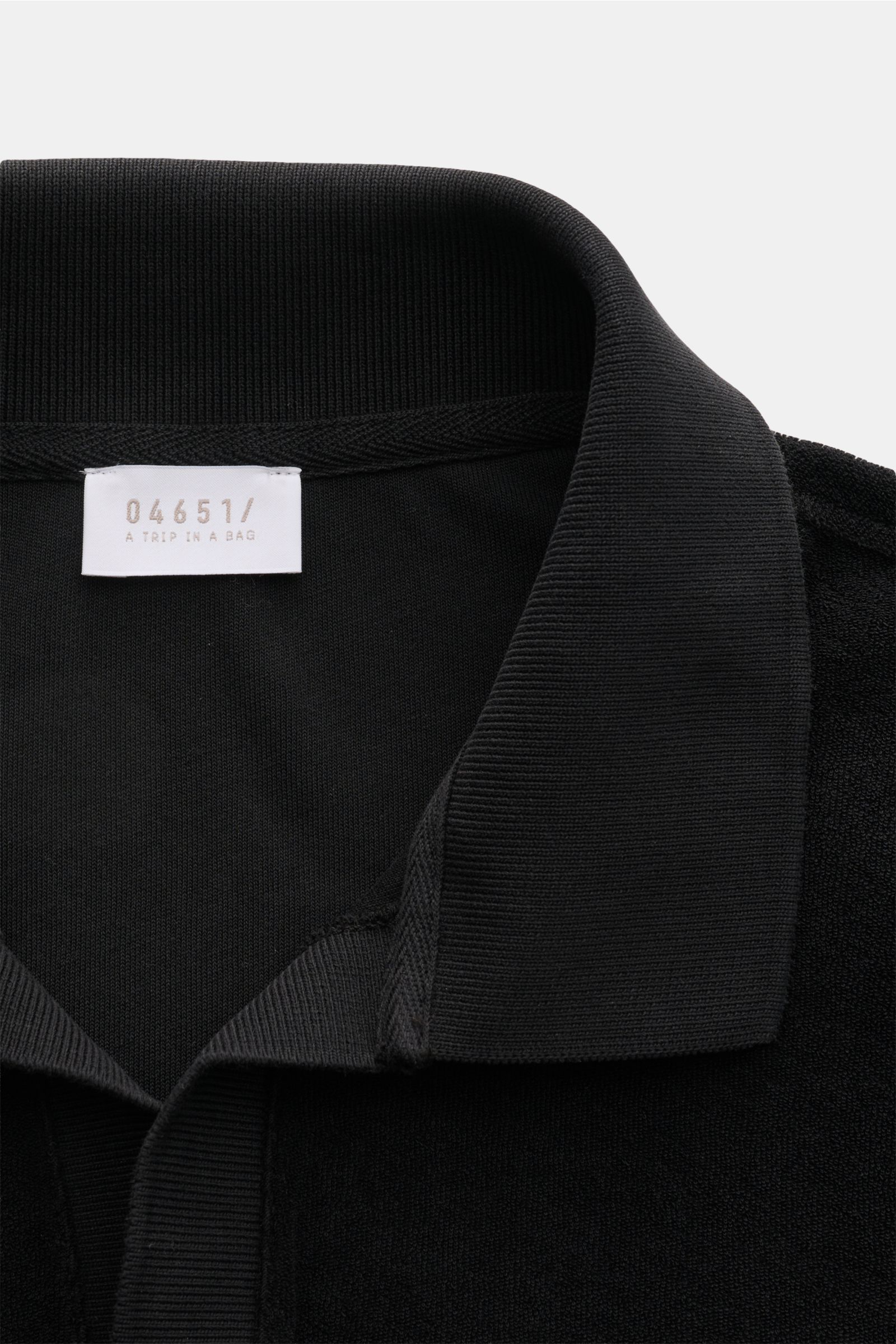 04651/ A trip in a bag Frottee Longsleeve-Poloshirt 'Terry Johnny' schwarz, Nahaufnahme von Kragen und offener Kragenleiste, Baumwoll-Frottee, Regular Fit, kurze Saumschlitze, weicher Griff, Urlaubsgefühl zum Anziehen.