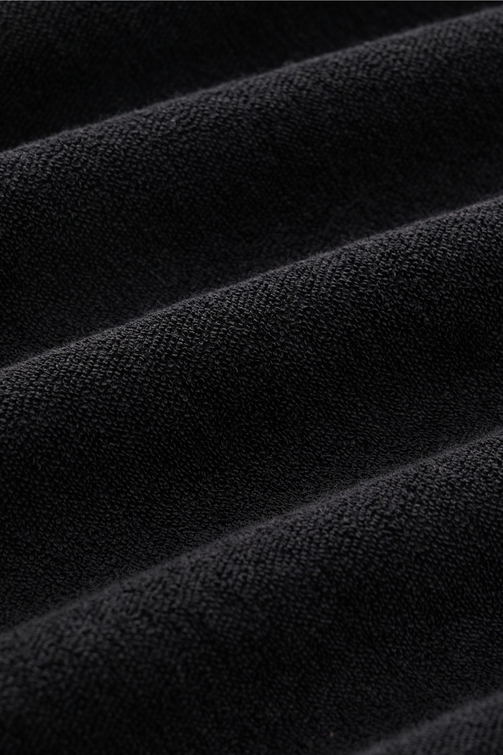 Schwarzer Baumwoll-Frottee im Detail, Nahaufnahme des 04651/ A trip in a bag Frottee Longsleeve-Poloshirts 'Terry Johnny' mit weichem Griff.