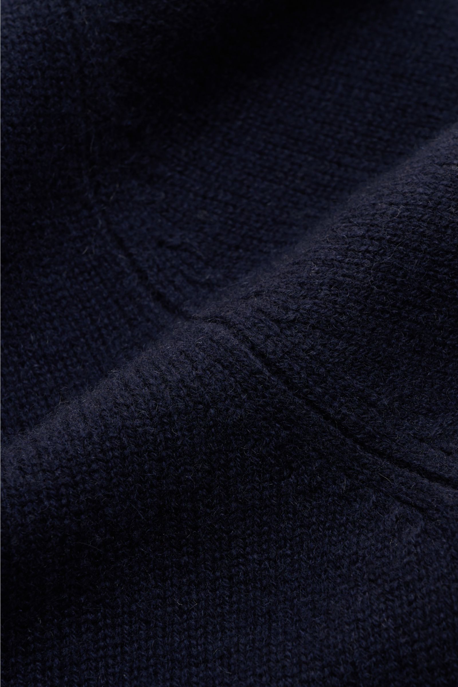 Soft Goat Cashmere Strickpolo navy in Nahaufnahme, mittelfeiner Strick, offener Kragen, Rippbündchen, weicher Griff, Regular Fit.