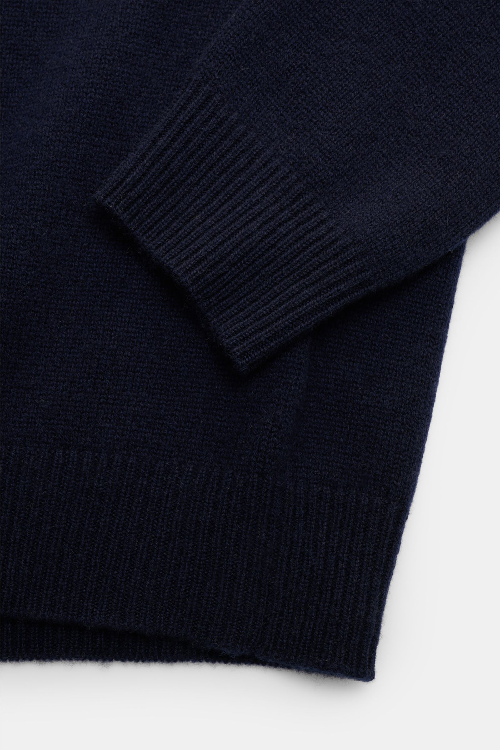 Soft Goat Cashmere Strickpolo navy, Detailaufnahme aus schräger Perspektive, langärmlig, offener Kragen, weicher Cashmere, Regular Fit, Rippbündchen.