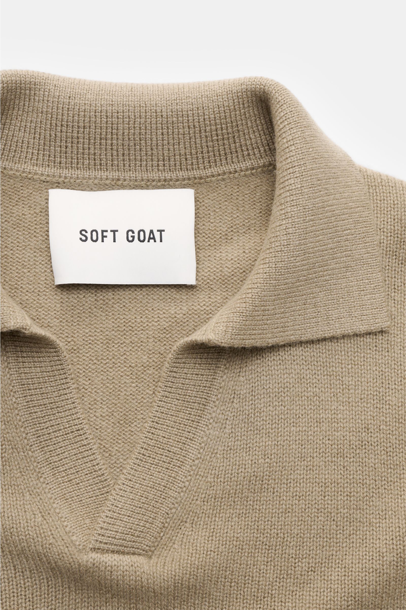Soft Goat Cashmere Strickpolo khaki, Detailaufnahme von oben, offener Kragen, mittelfeiner Strick, reiner Cashmere, Regular Fit, weicher Griff, Rippbündchen.