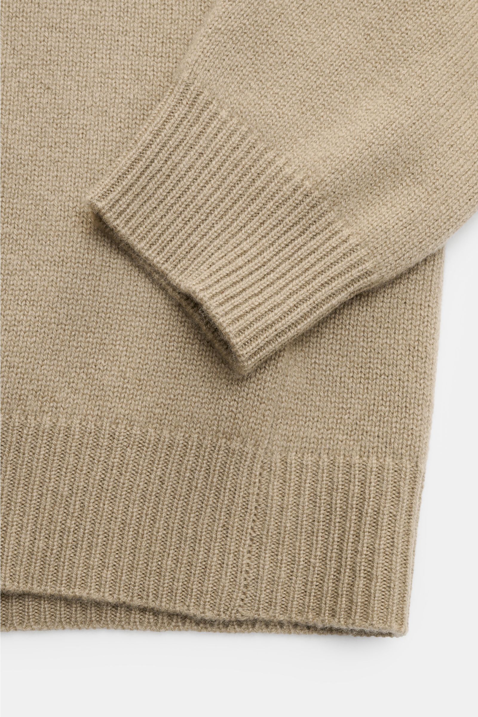Soft Goat Cashmere Strickpolo khaki, Detailaufnahme von Ärmel und Saum, mittelfeines Strickbild, offener Kragen, Regular Fit, weicher Cashmere.