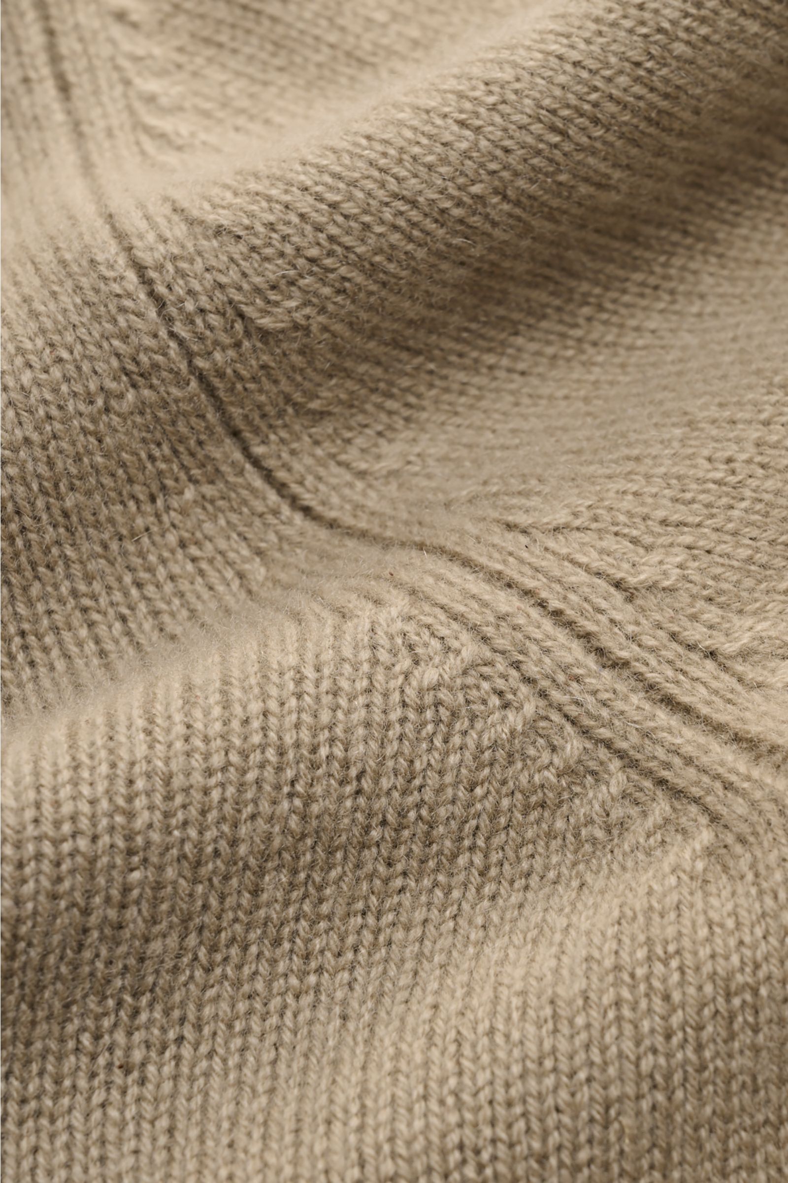 Soft Goat Cashmere Strickpolo khaki aus mittelfeinem Strick, Detailaufnahme der feinen Cashmere-Struktur und weichen Oberfläche in Nahaufnahme.