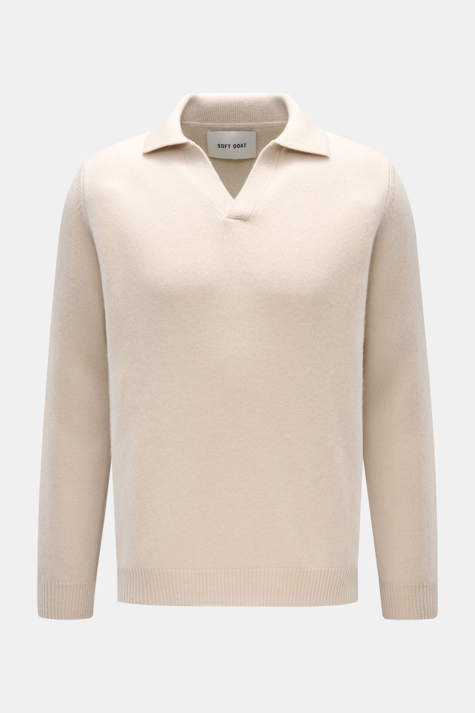 Soft Goat Cashmere Strickpolo beige, frontal fotografiert, langärmlig, Regular Fit, offene Kragenleiste, mittelfeiner Strick, weicher Griff, Rippbündchen.