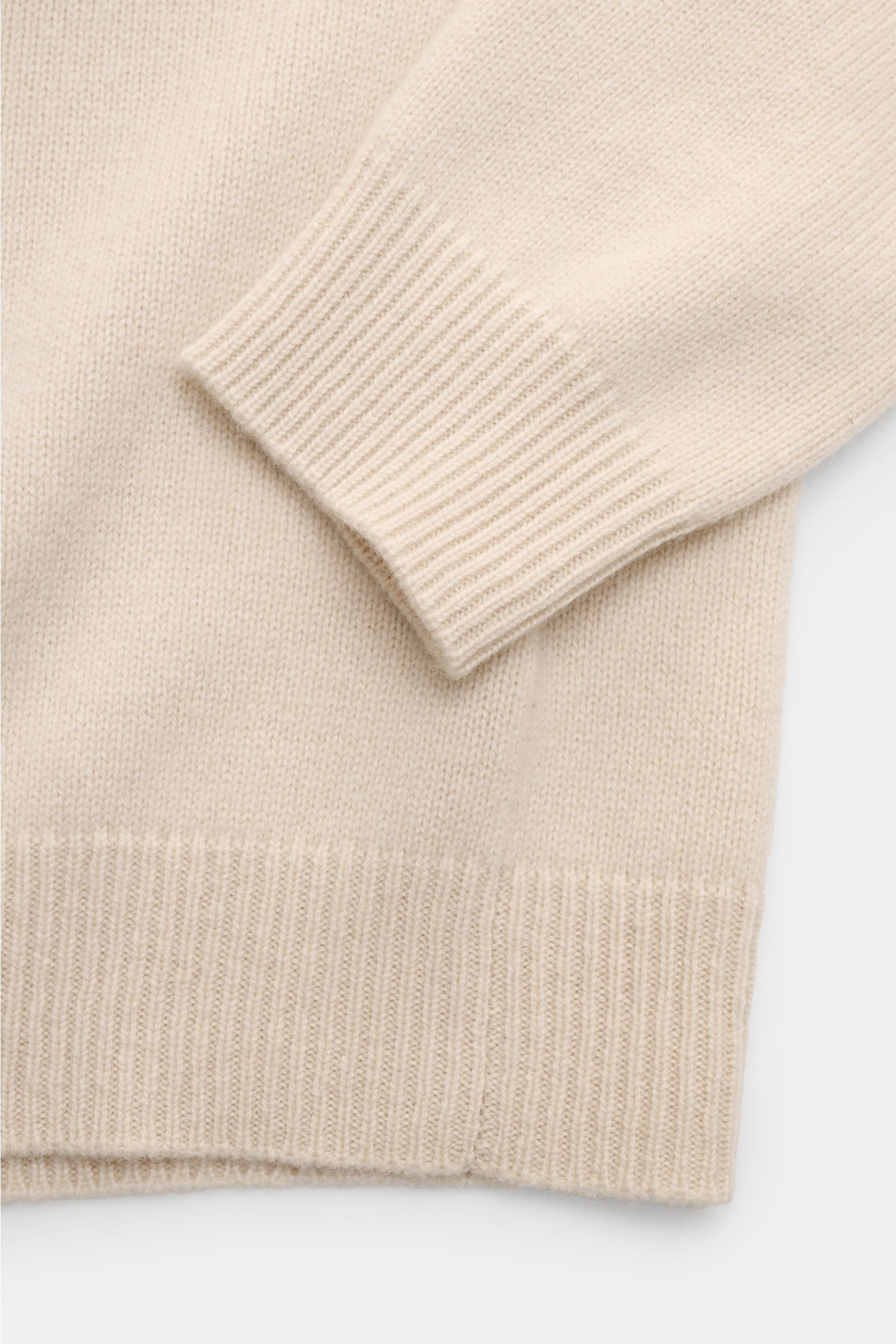 Soft Goat Cashmere Strickpolo beige in Nahaufnahme von oben, langärmelig, mit offener Kragenleiste, reiner Cashmere, mittelfeines Strickbild, Regular Fit, weicher Griff, Rippbündchen.