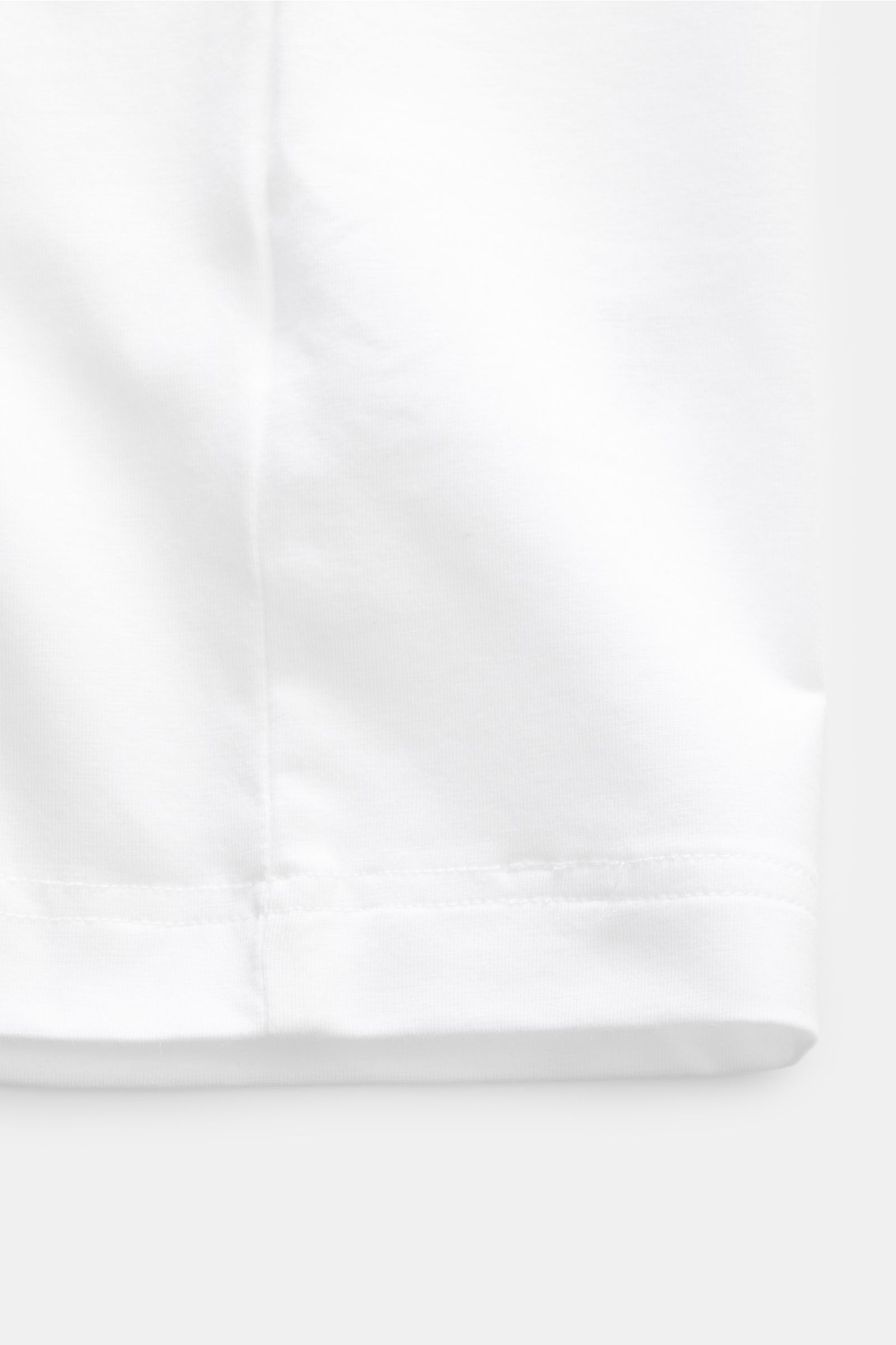 Weißes mey story V-Neck T-Shirt, Slim Fit, aus weichem Baumwolle-Lyocell-Jersey mit Stretch, Detailansicht Saum und Naht von unten.